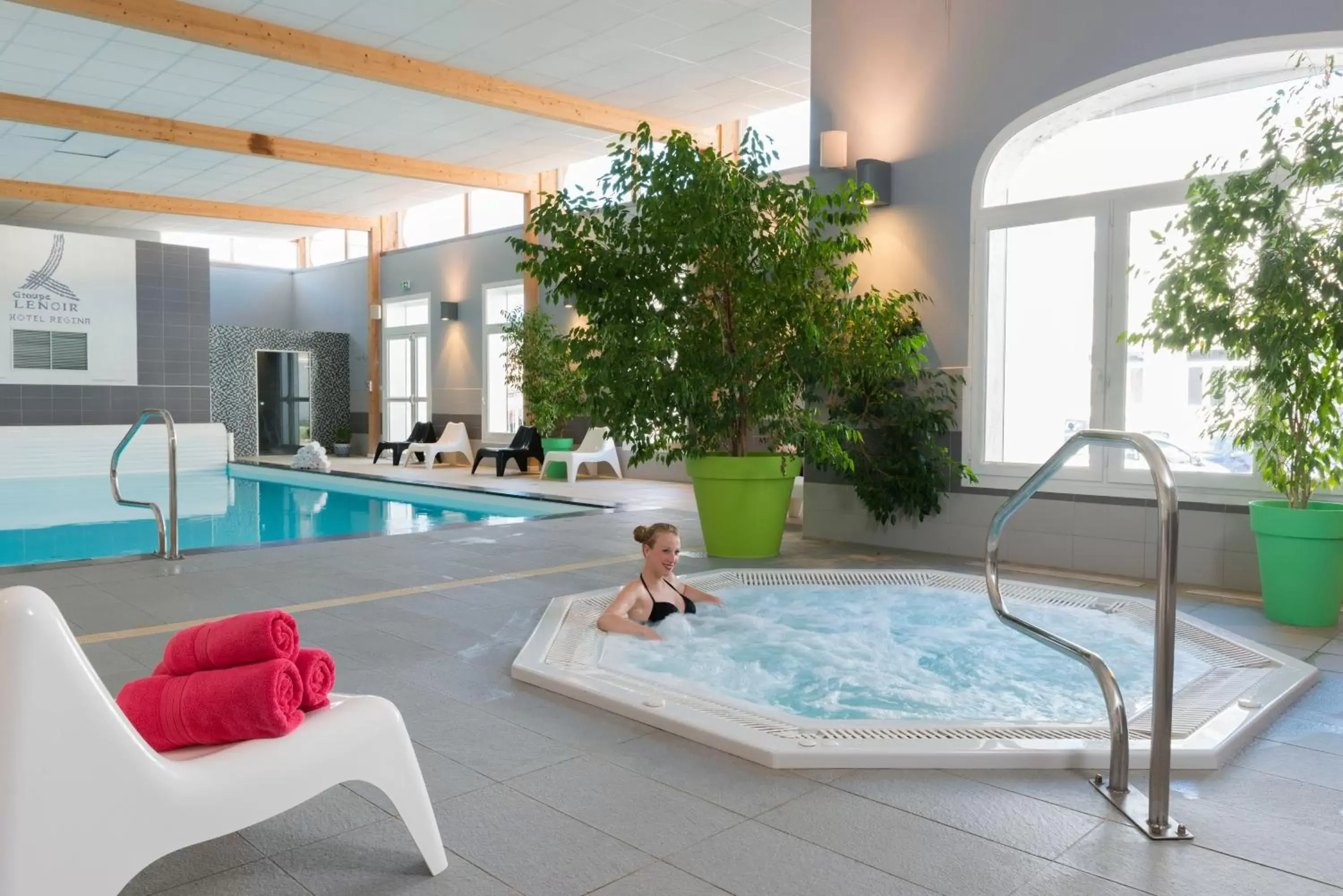 Hot Tub, Swimming Pool in Hotel Regina & Spa