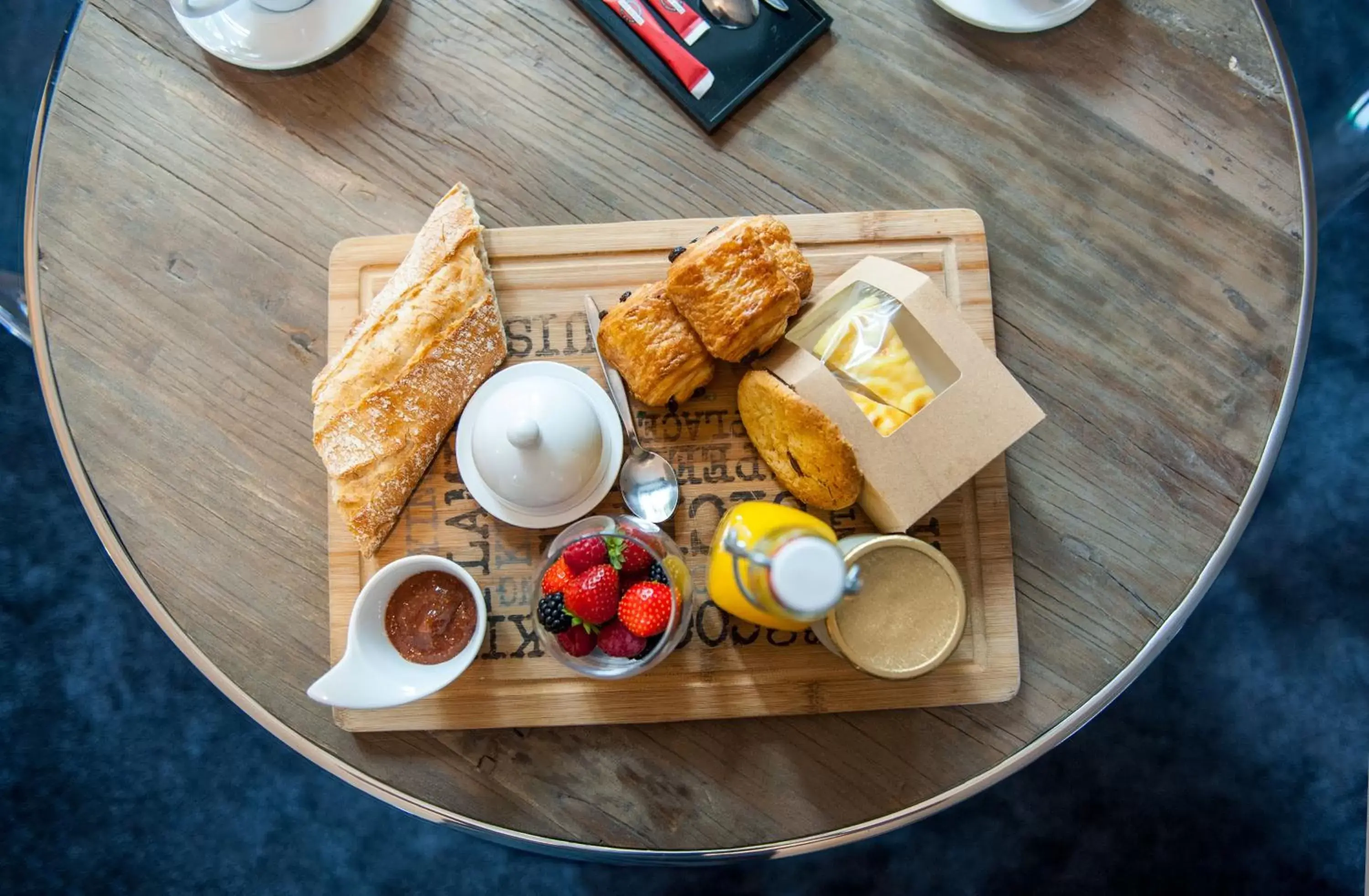 Continental breakfast in Le Pavillon du Golf d'Arras