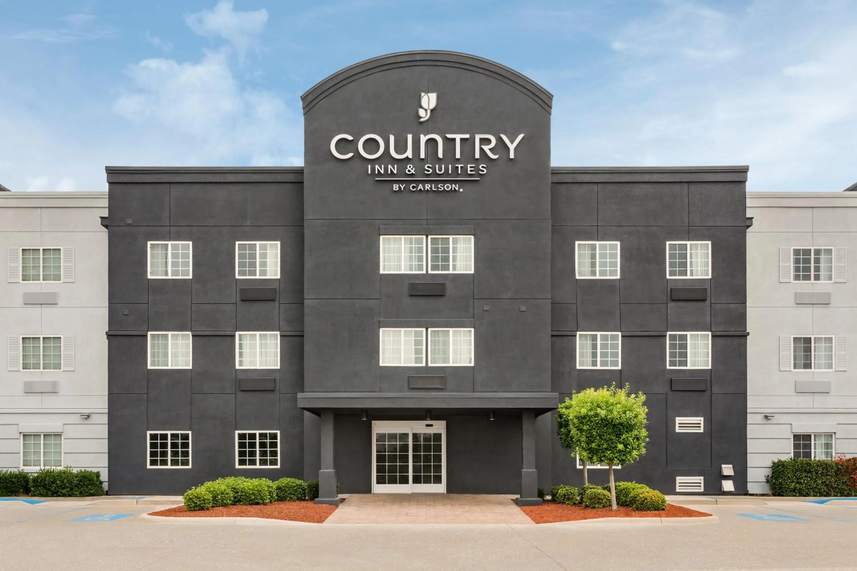 Property building in Country Inn & Suites by Radisson, Shreveport-Airport, LA