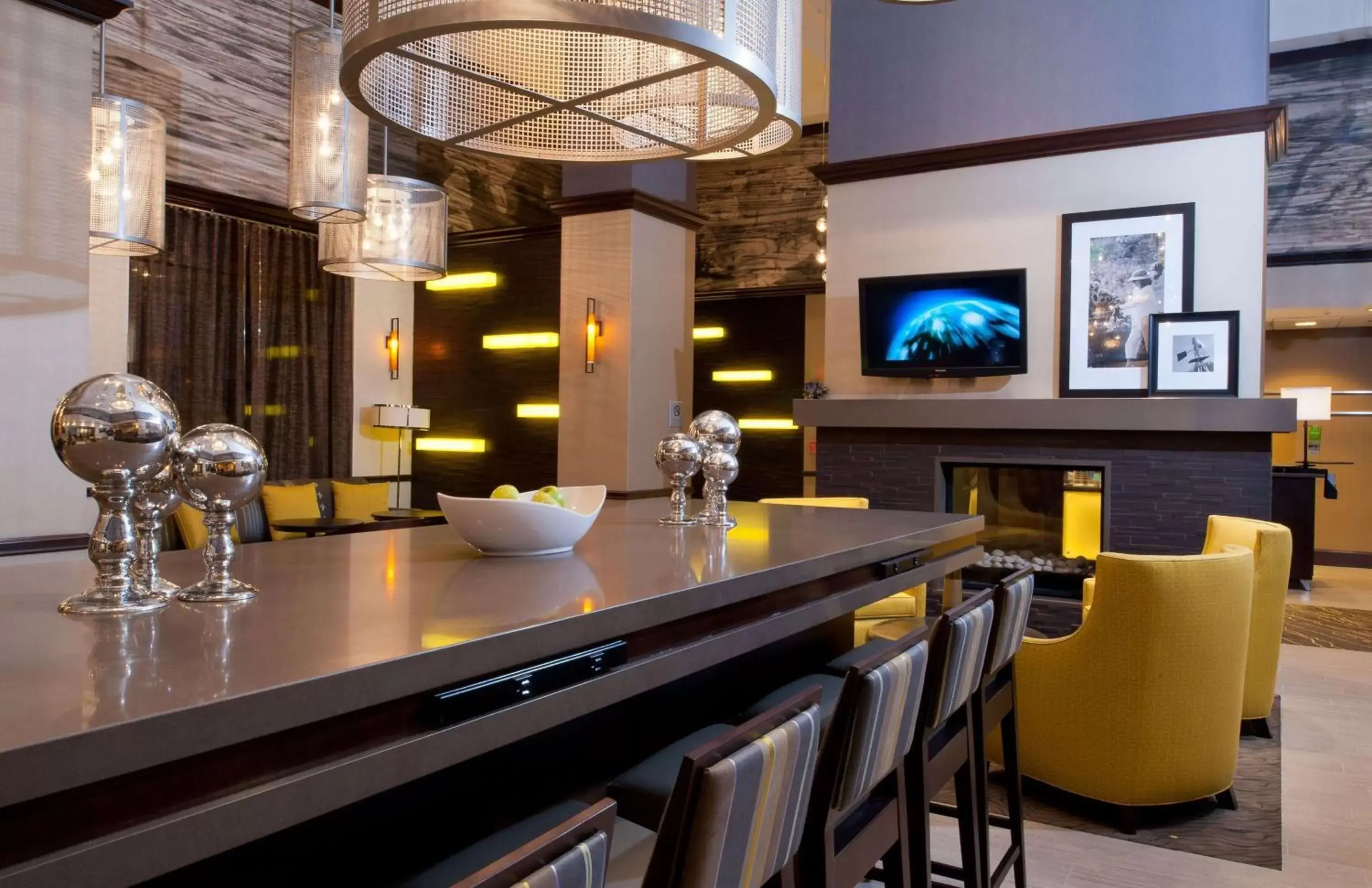Lobby or reception, Lounge/Bar in Hampton by Hilton Shelton