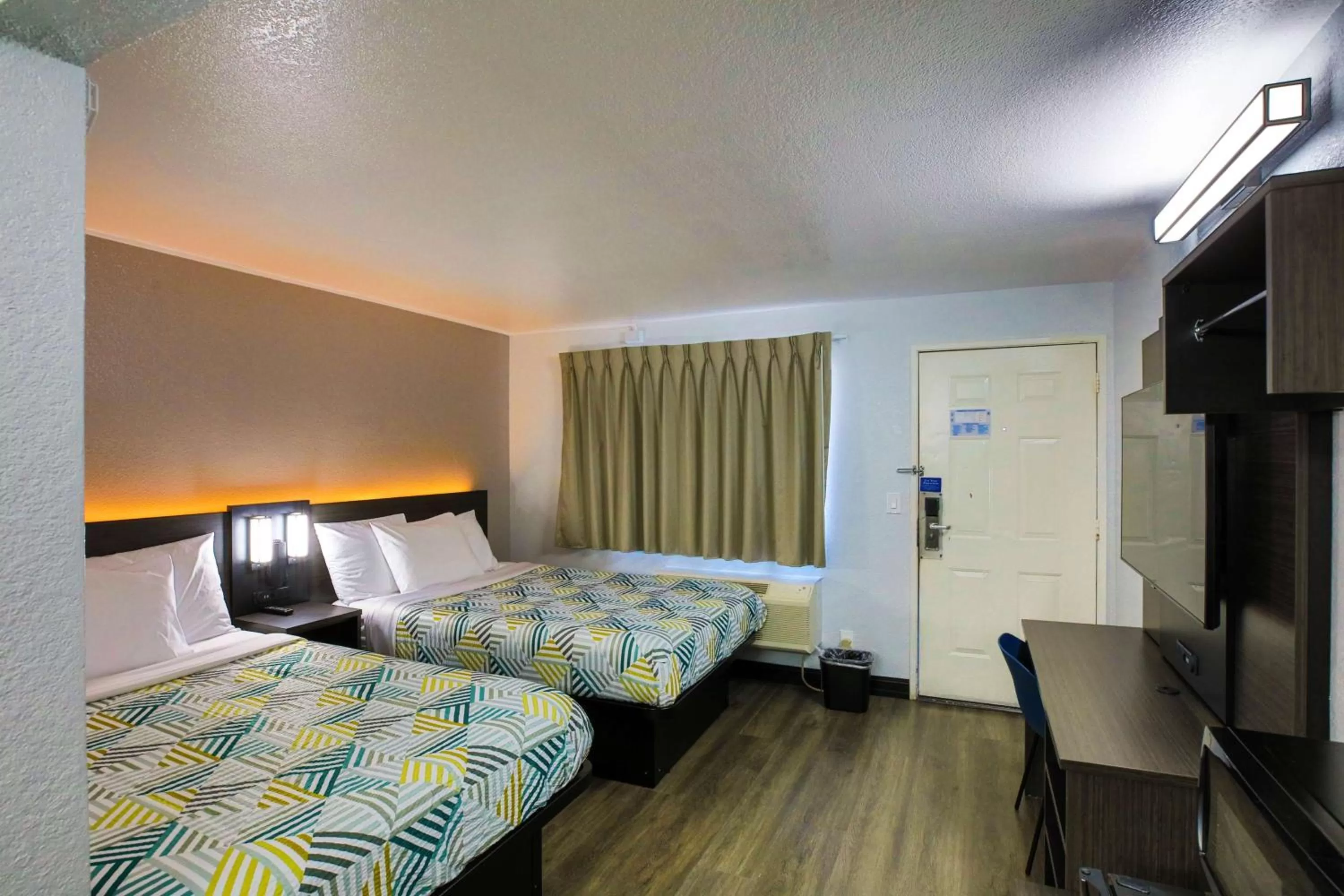 Bedroom, Bed in Motel 6-Sacramento, CA - Old Sacramento North