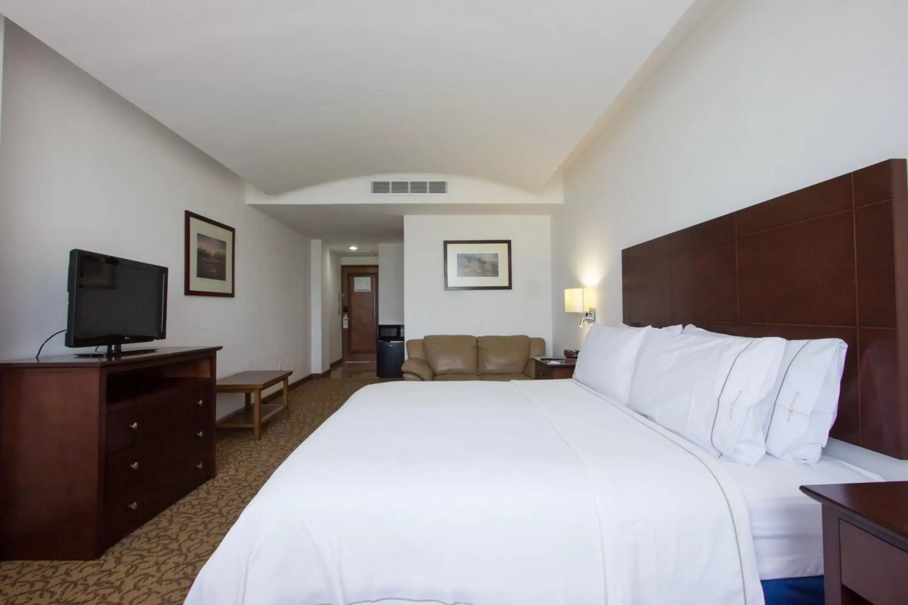 Photo of the whole room, Bed in Holiday Inn Express Nuevo Laredo, an IHG Hotel