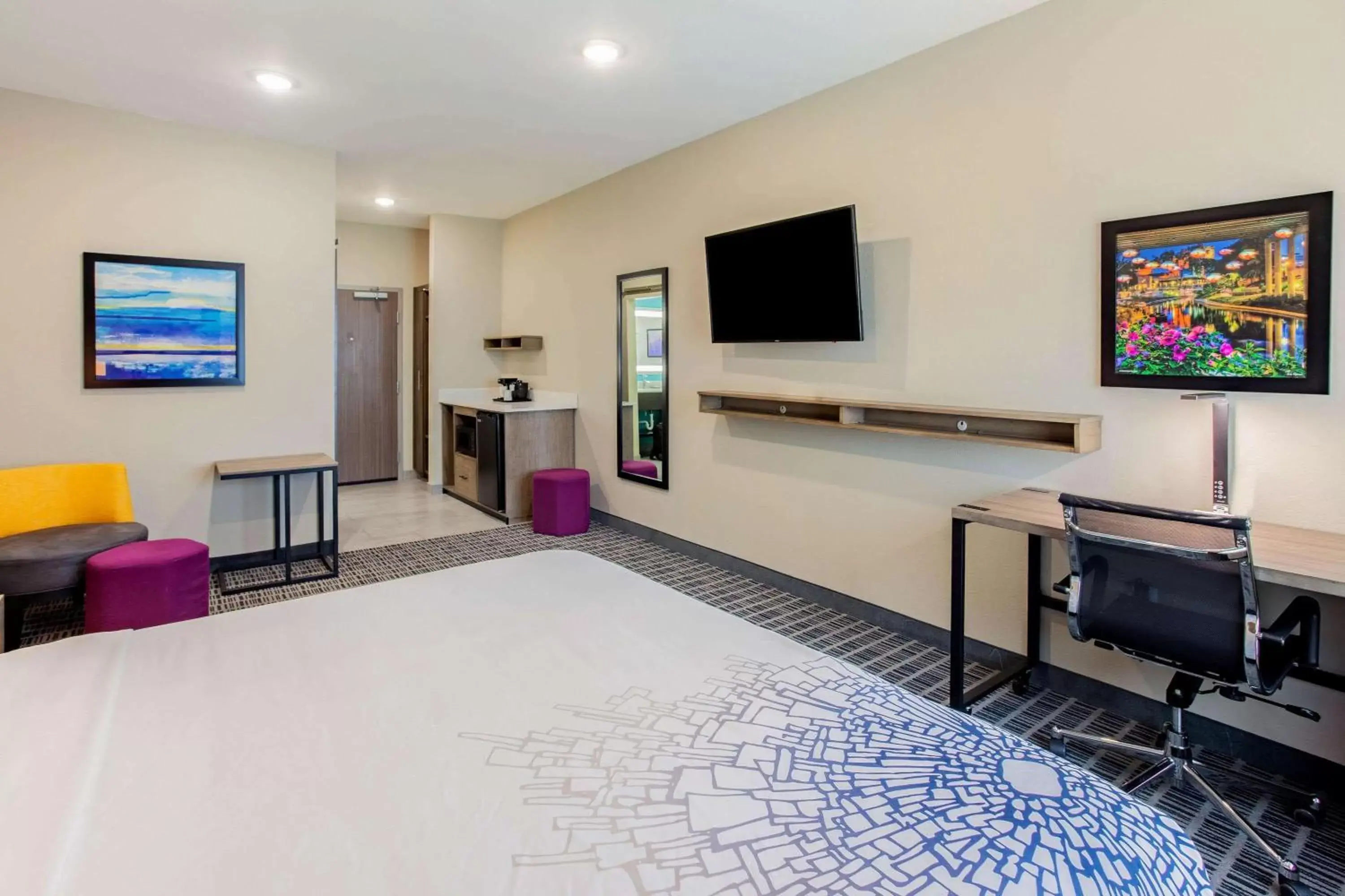 Photo of the whole room, TV/Entertainment Center in La Quinta by Wyndham San Antonio Alamo City