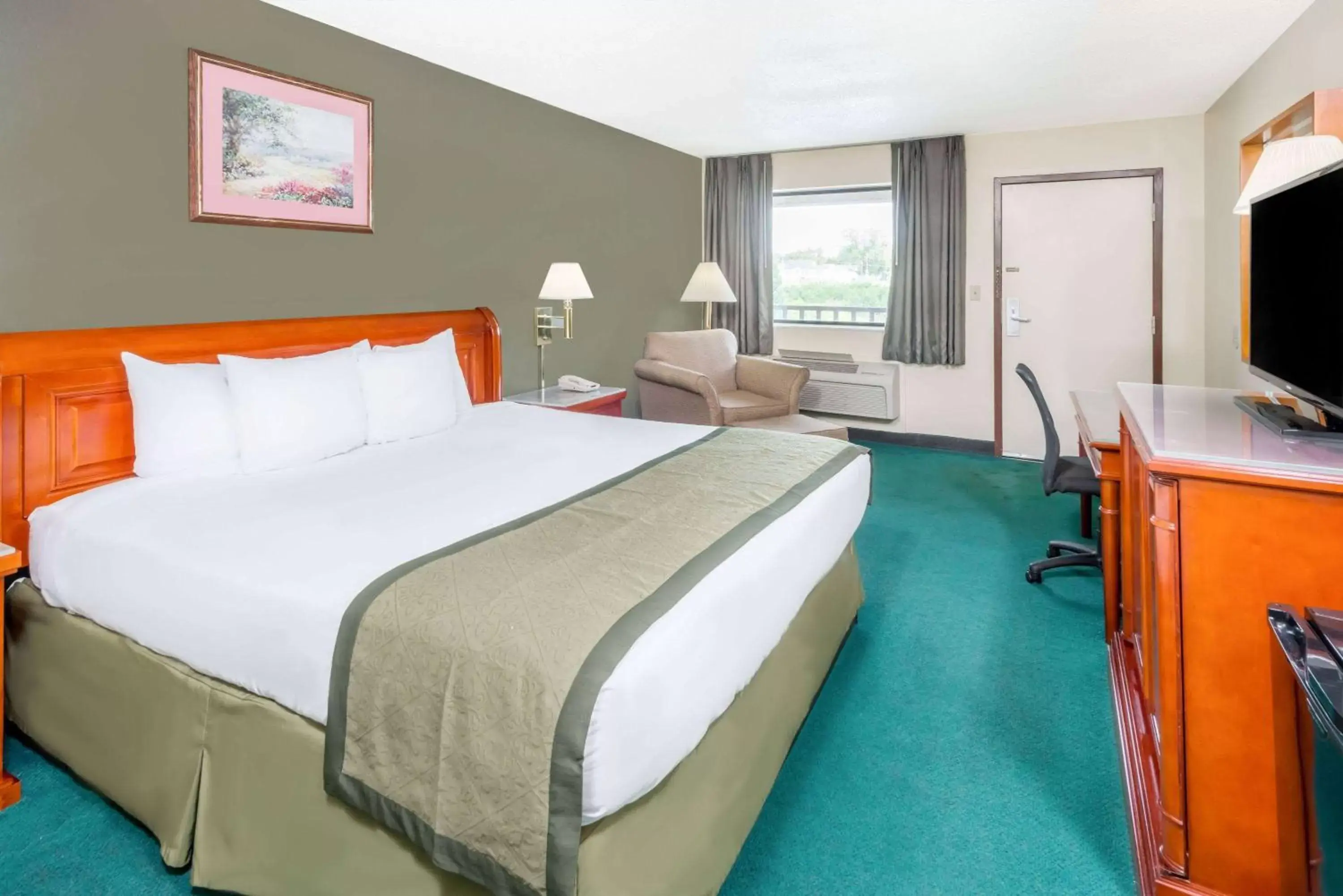 Photo of the whole room, Bed in Days Inn by Wyndham Hannibal