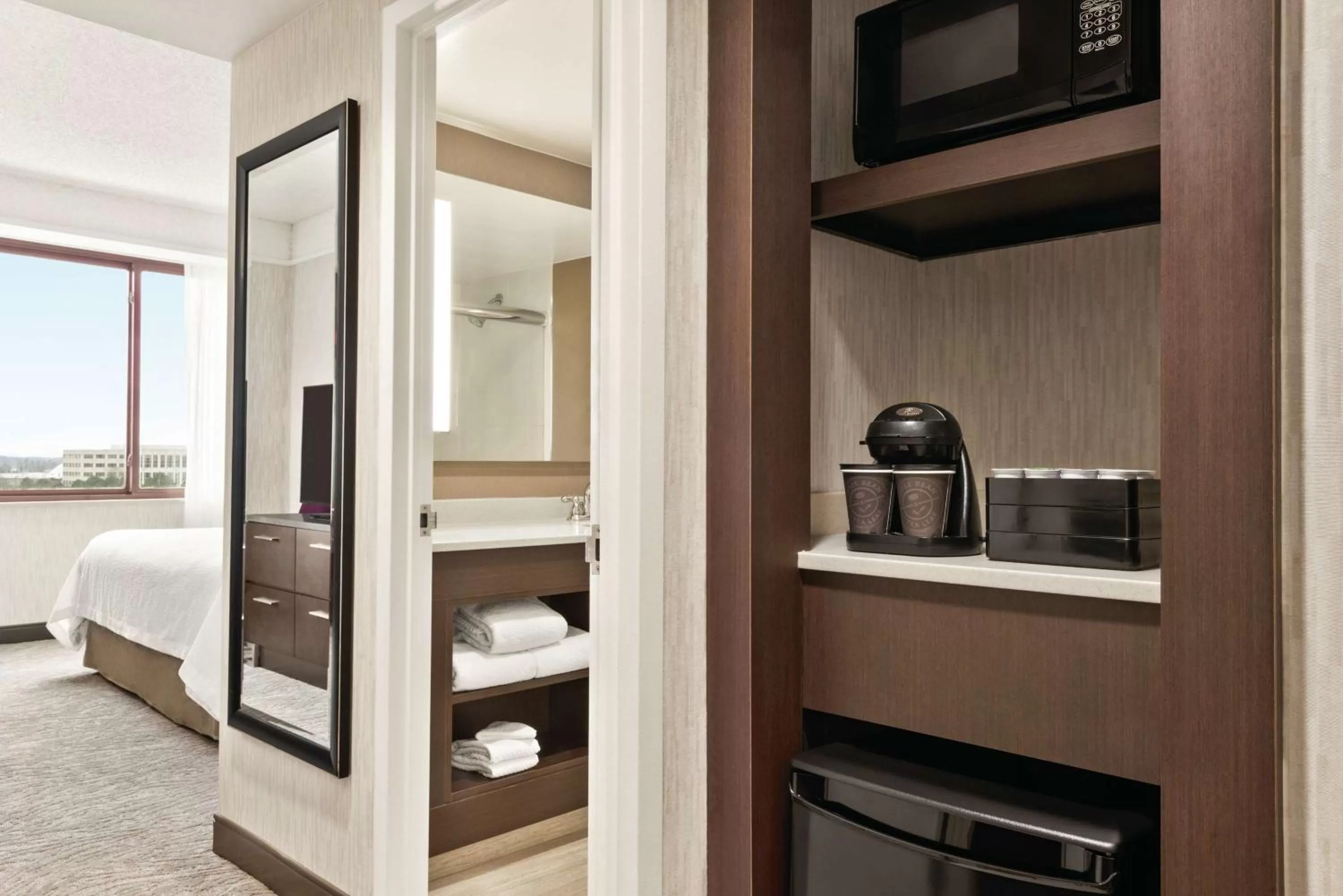 Bedroom, Bed in Embassy Suites by Hilton Chicago North Shore Deerfield