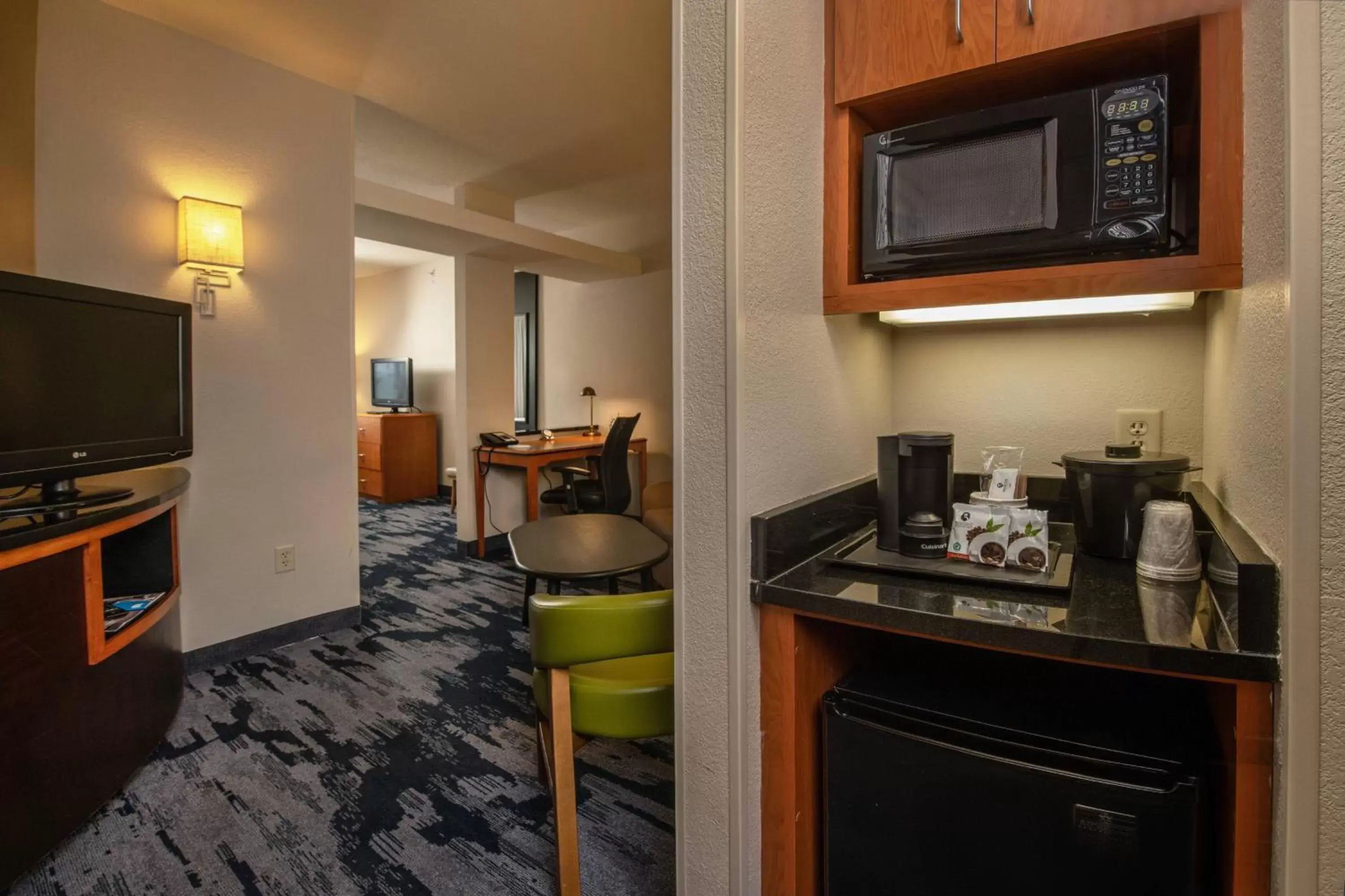 Bedroom, TV/Entertainment Center in Fairfield Inn and Suites by Marriott Harrisonburg