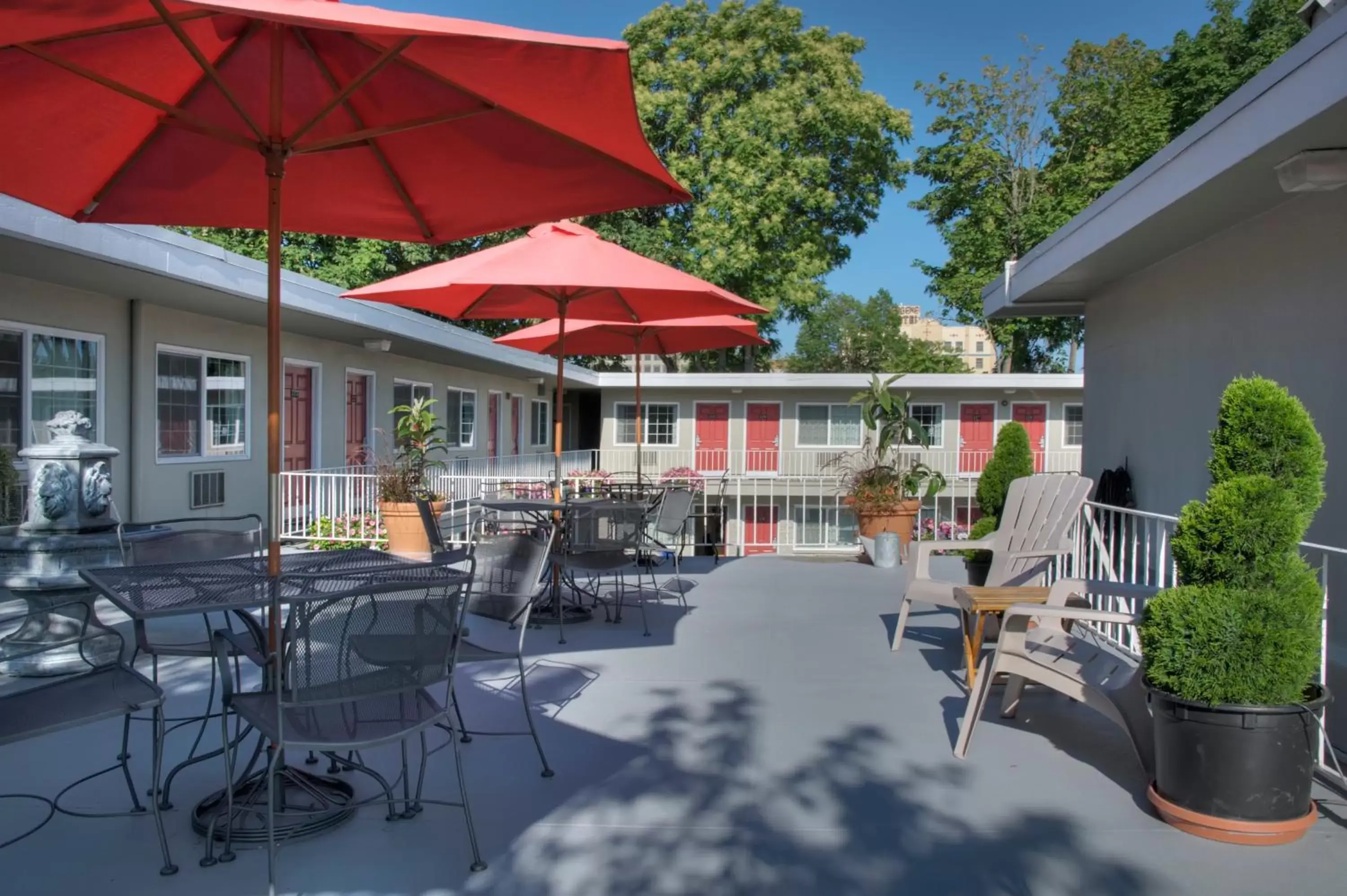 Patio, Restaurant/Places to Eat in Campus Inn & Suites Eugene Downtown