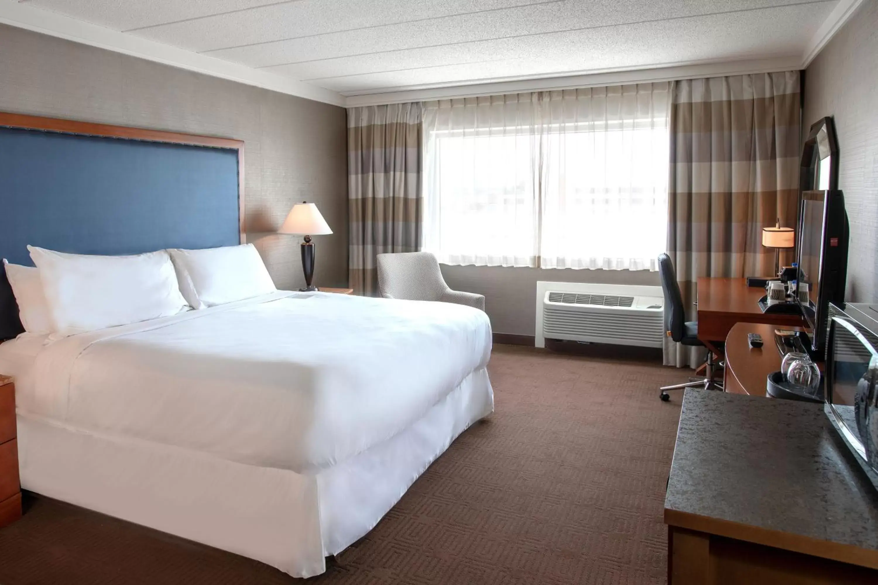 Photo of the whole room, Bed in Sheraton Niagara Falls