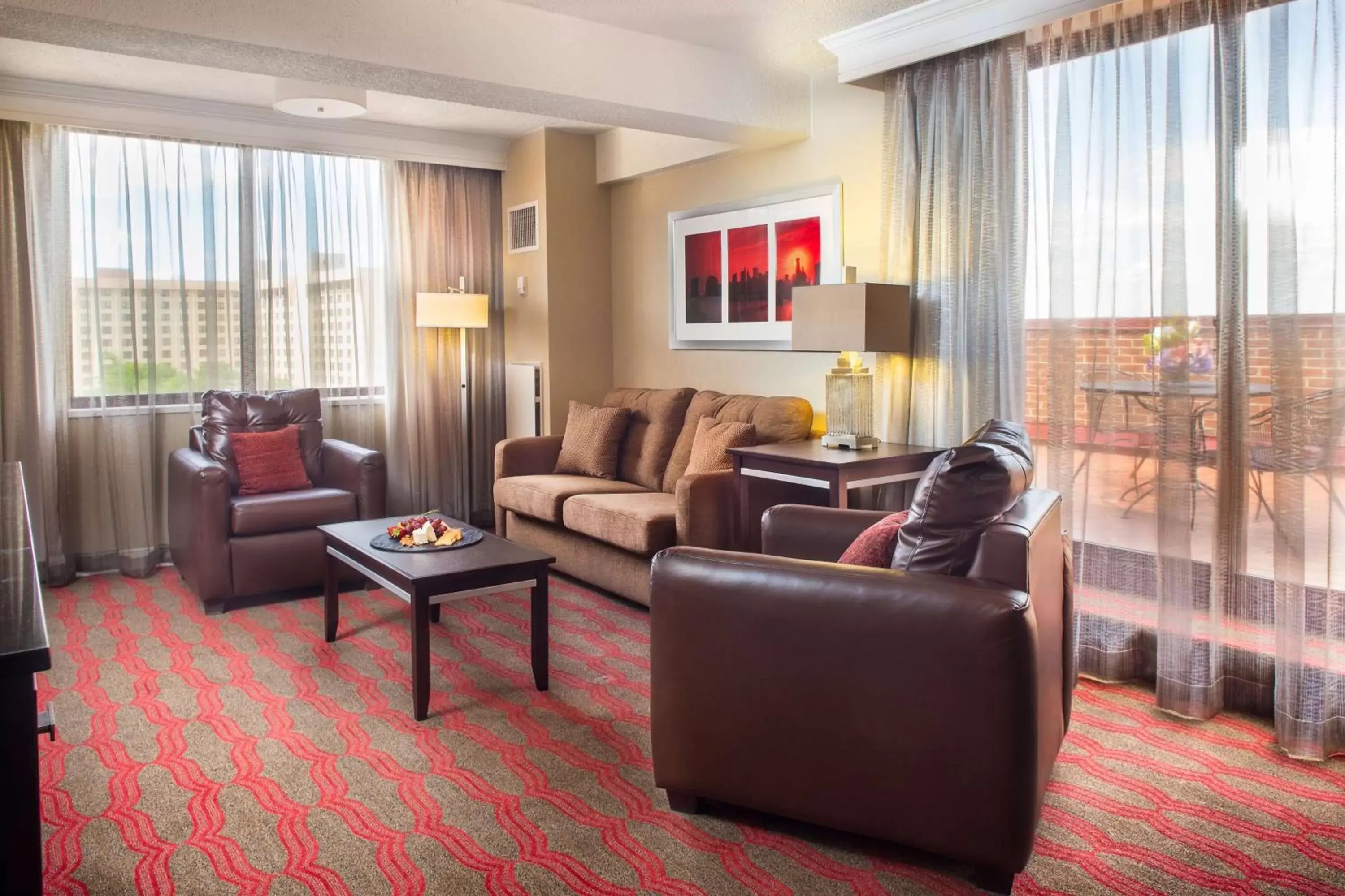 Photo of the whole room, Seating Area in LaGuardia Plaza Hotel
