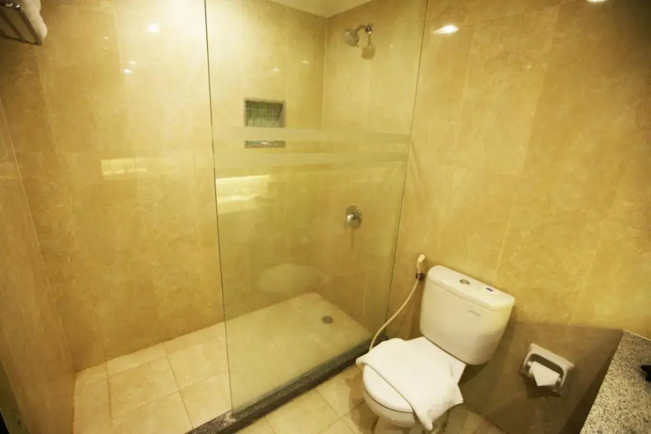 Bathroom in Hotel New Saphir Yogyakarta