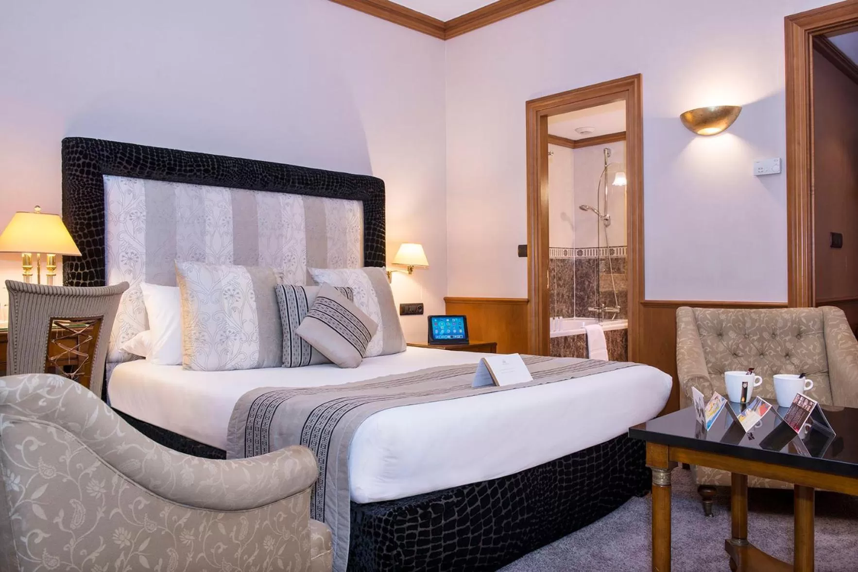 Photo of the whole room, Bed in Hôtel West End Promenade