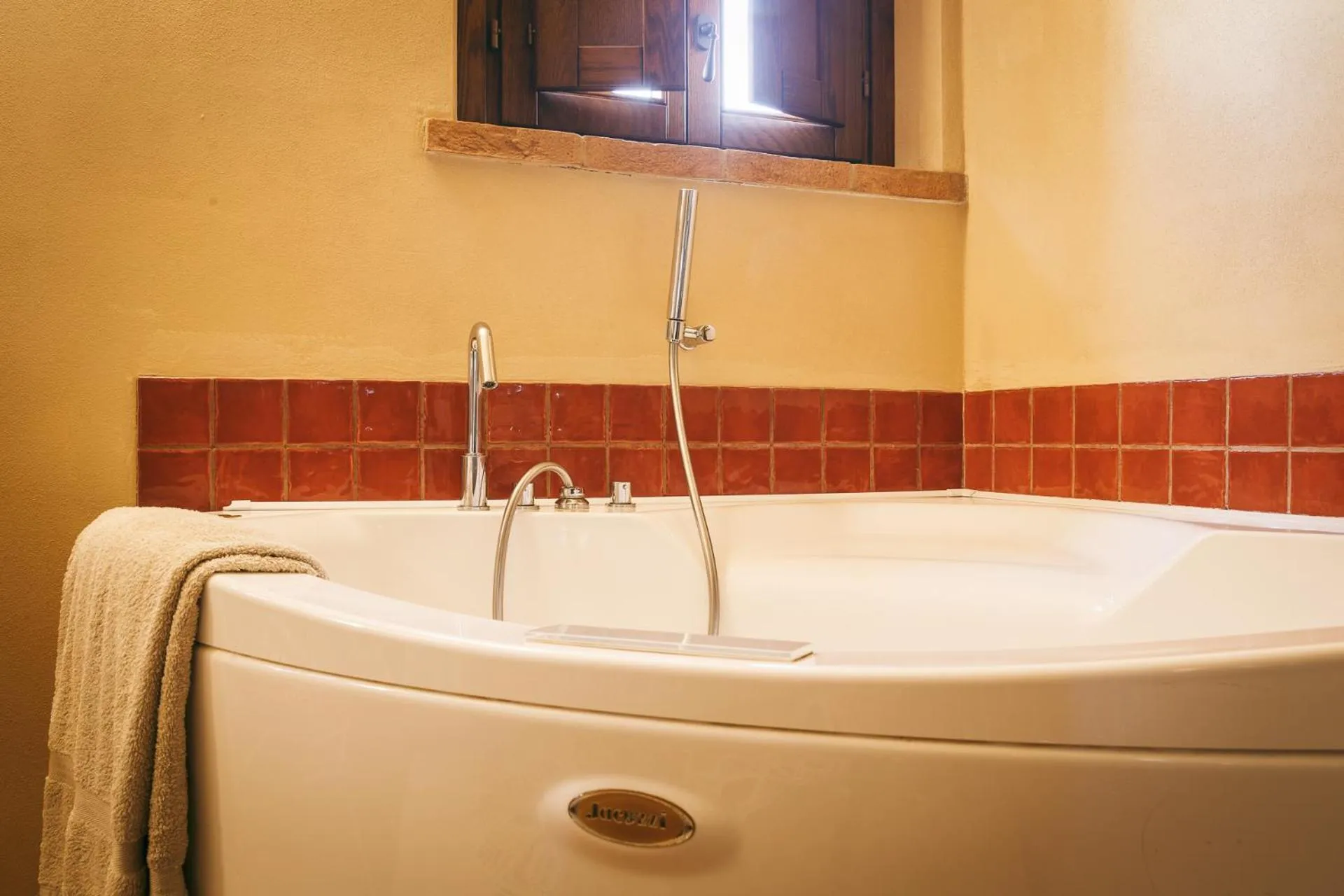 Hot Tub in L'Orto Di Panza