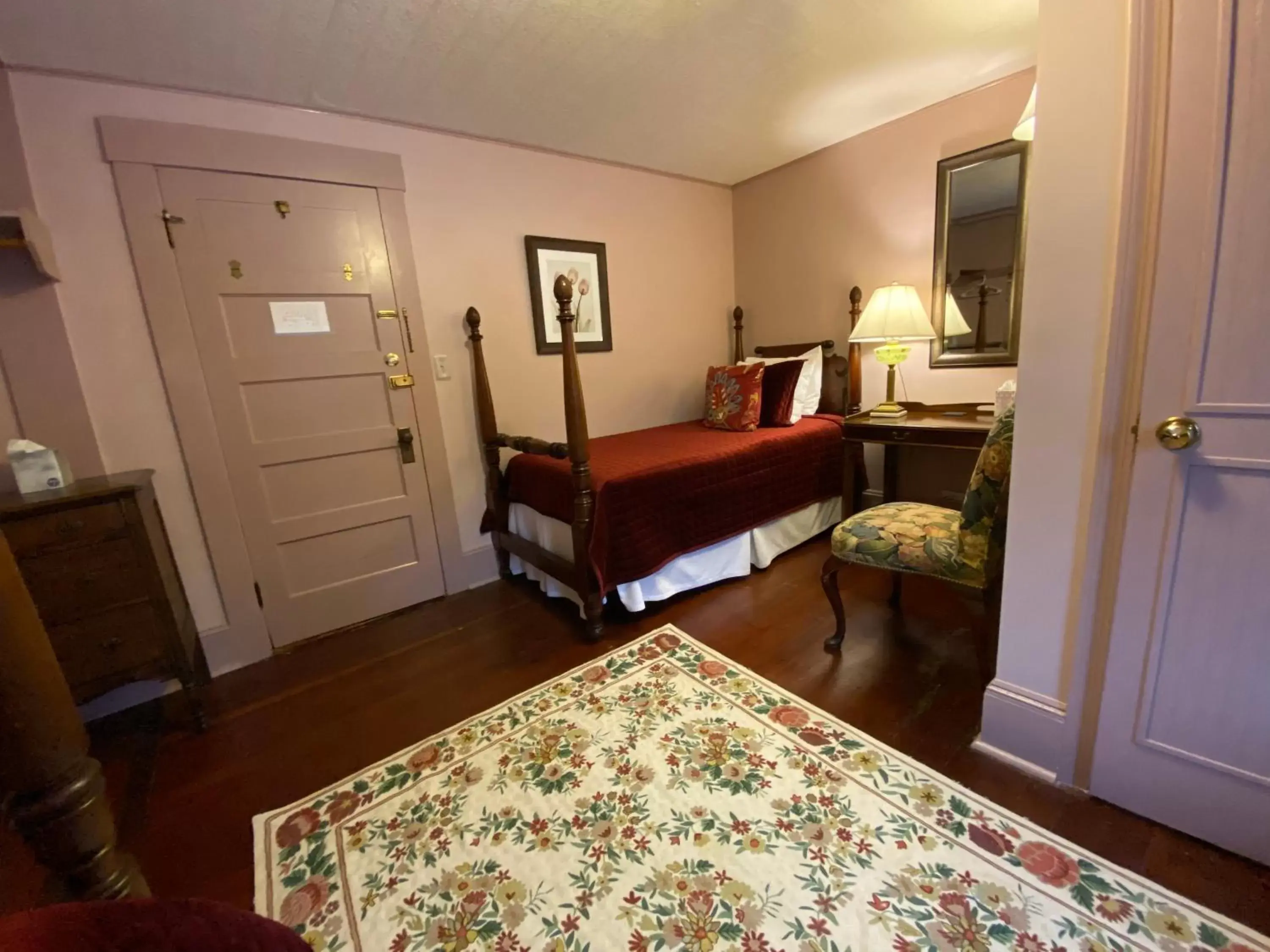 Bedroom, Bed in Follansbee Inn