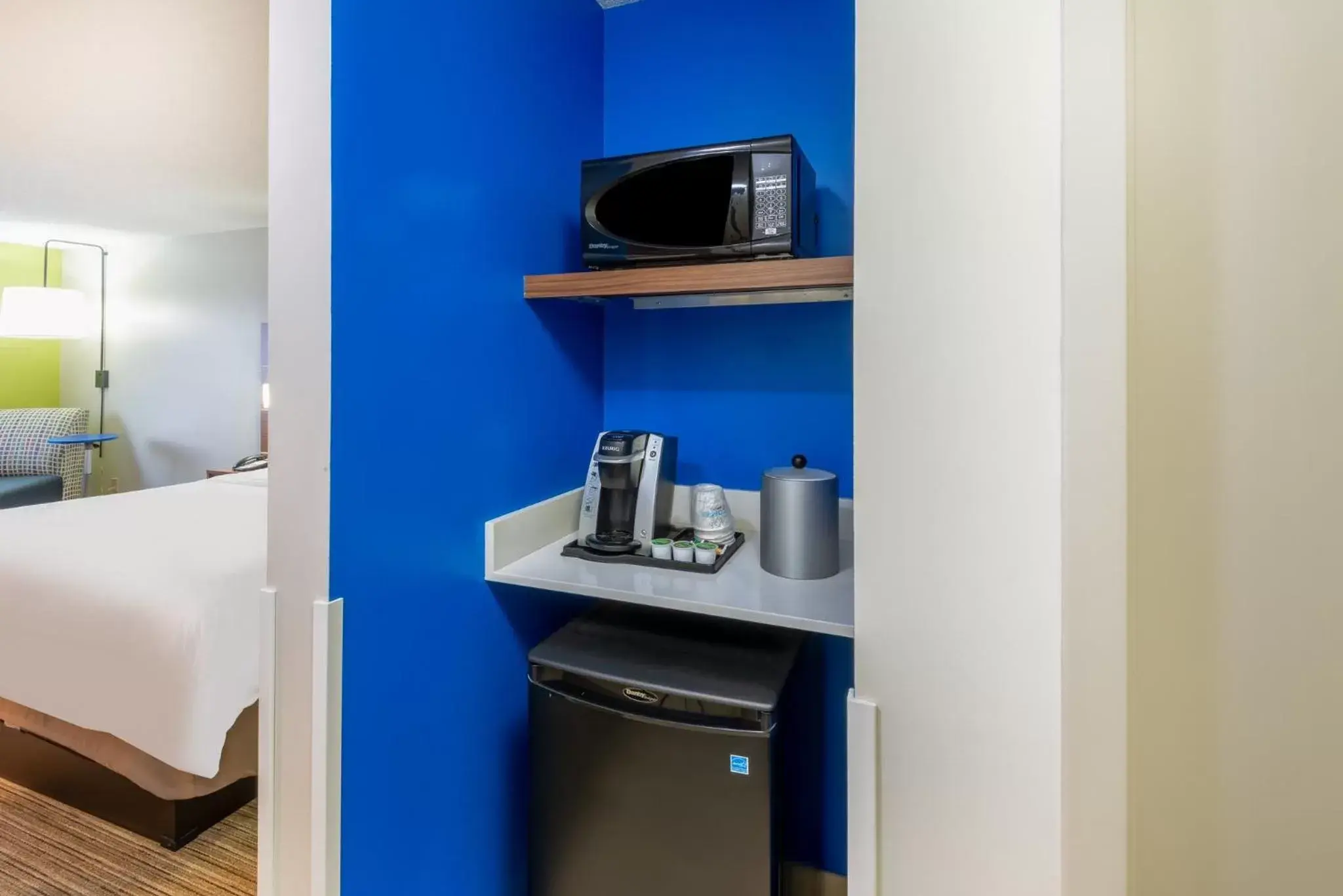 Bedroom, Kitchen/Kitchenette in Holiday Inn Express Cleveland - Vermilion, an IHG Hotel