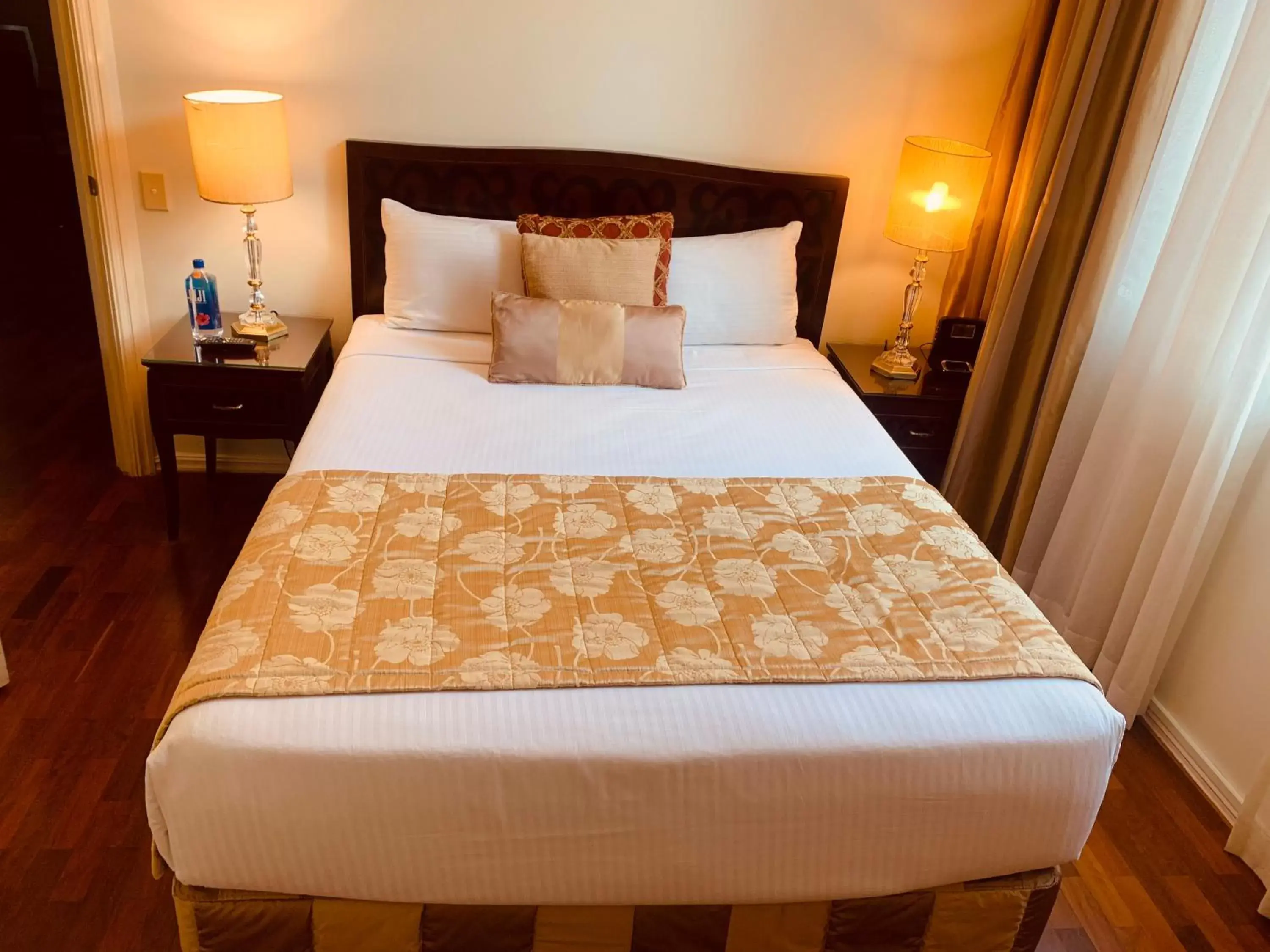 Bathroom, Bed in Royal Albert Hotel