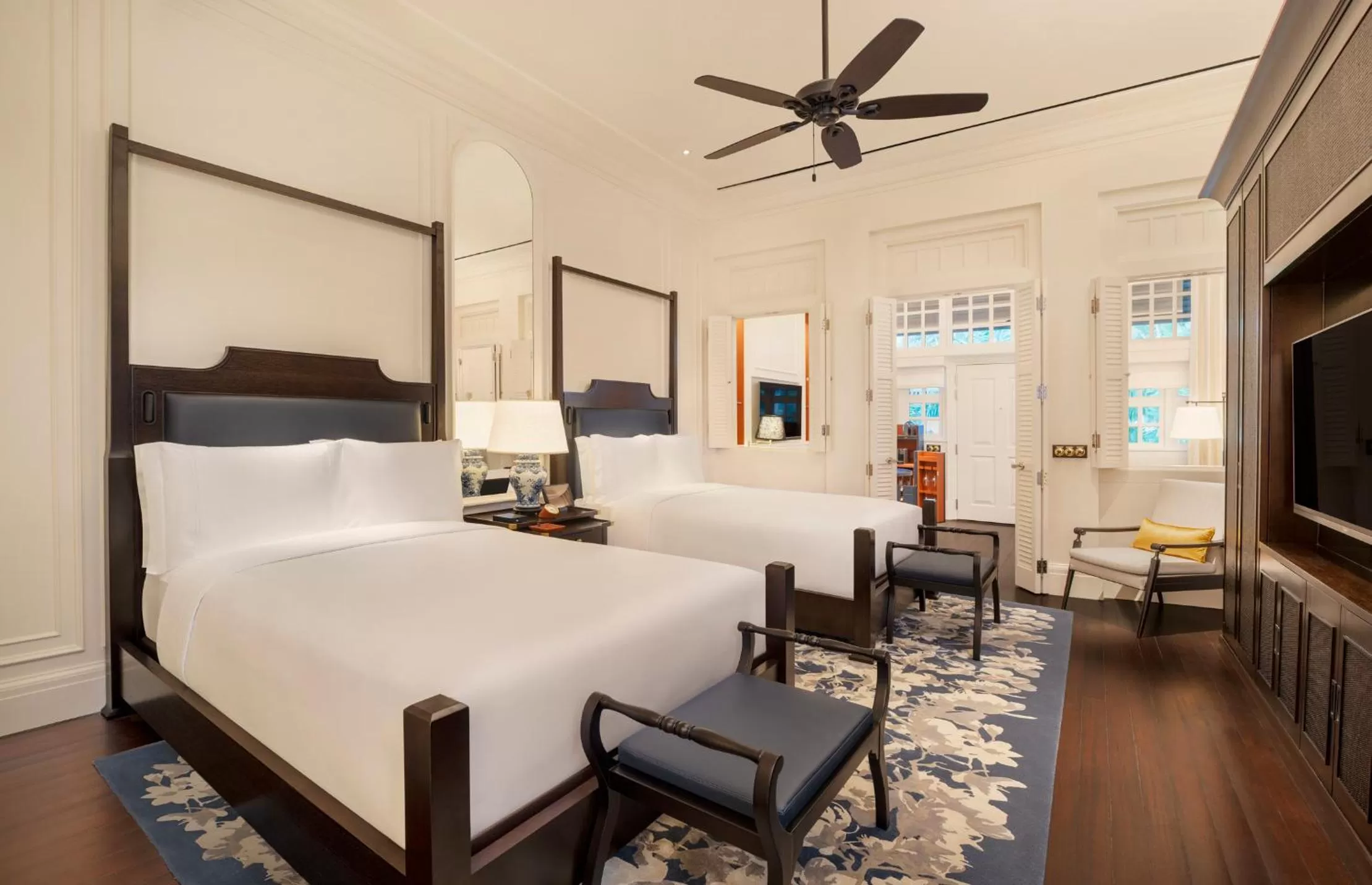 Photo of the whole room, Bed in Raffles Singapore