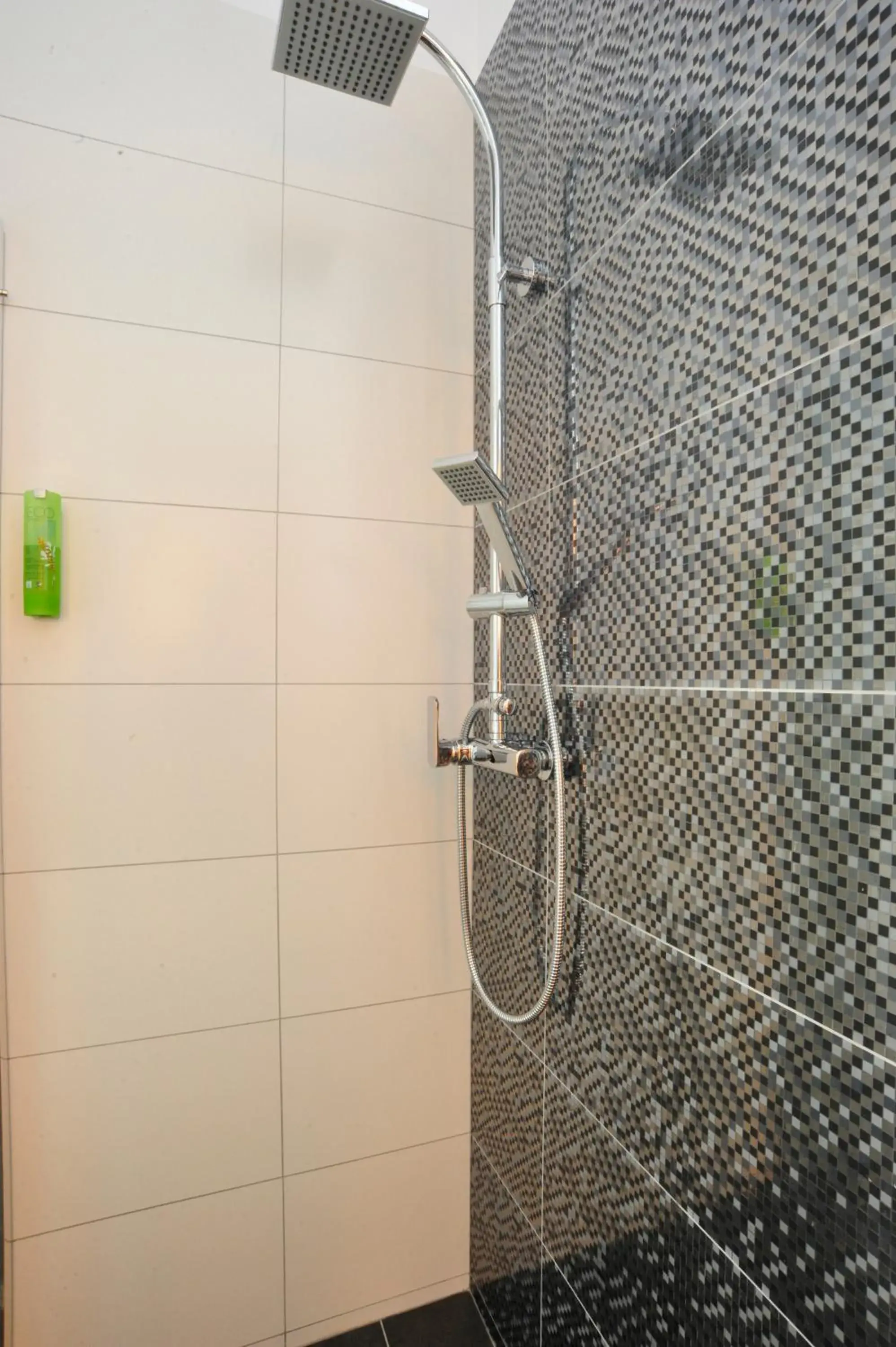 Shower, Bathroom in Kosmopolita Rooms & Apartments