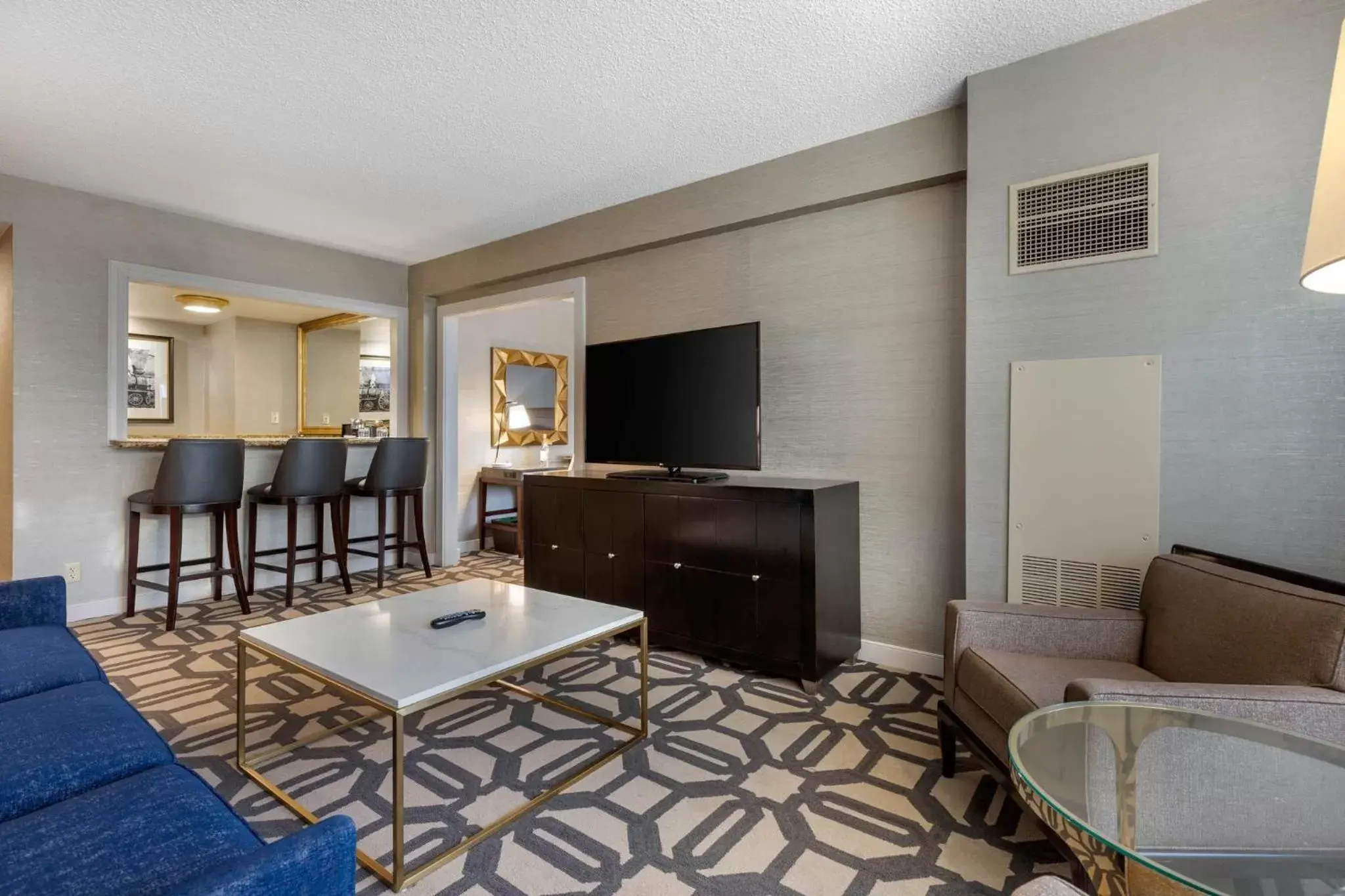 Bedroom, TV/Entertainment Center in Omni Richmond Hotel