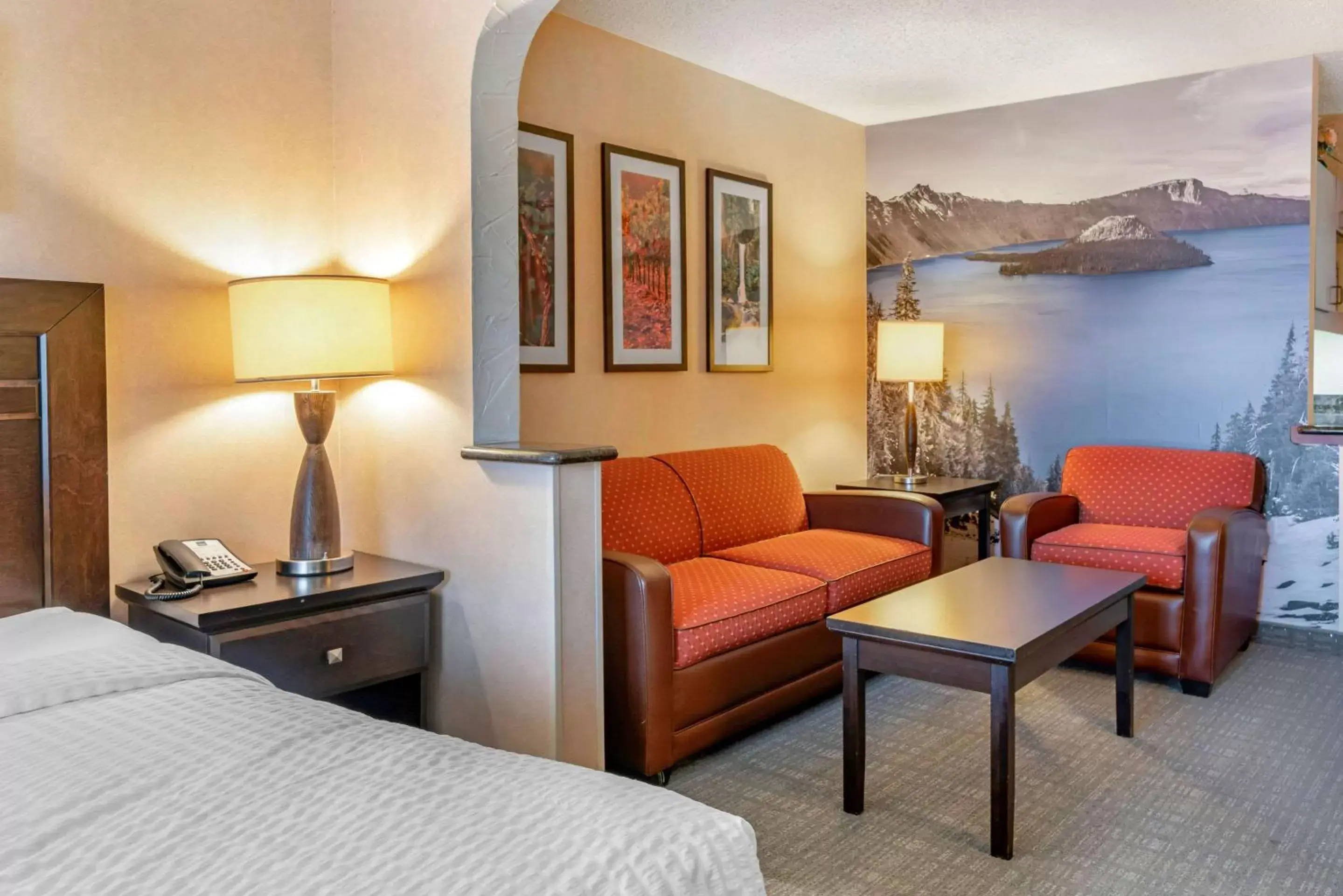 Bedroom, Seating Area in Clarion Pointe Medford