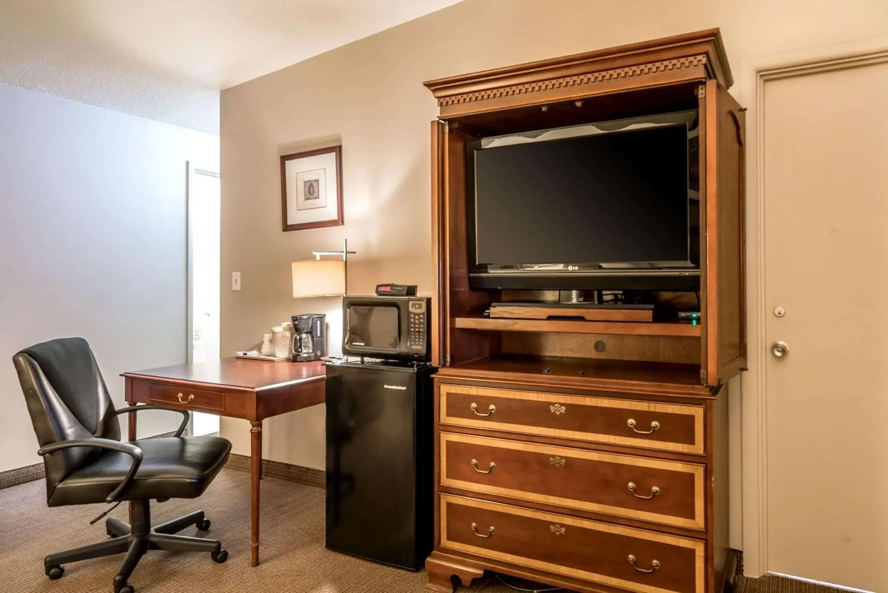 Photo of the whole room, TV/Entertainment Center in Holiday Lodge Yakima