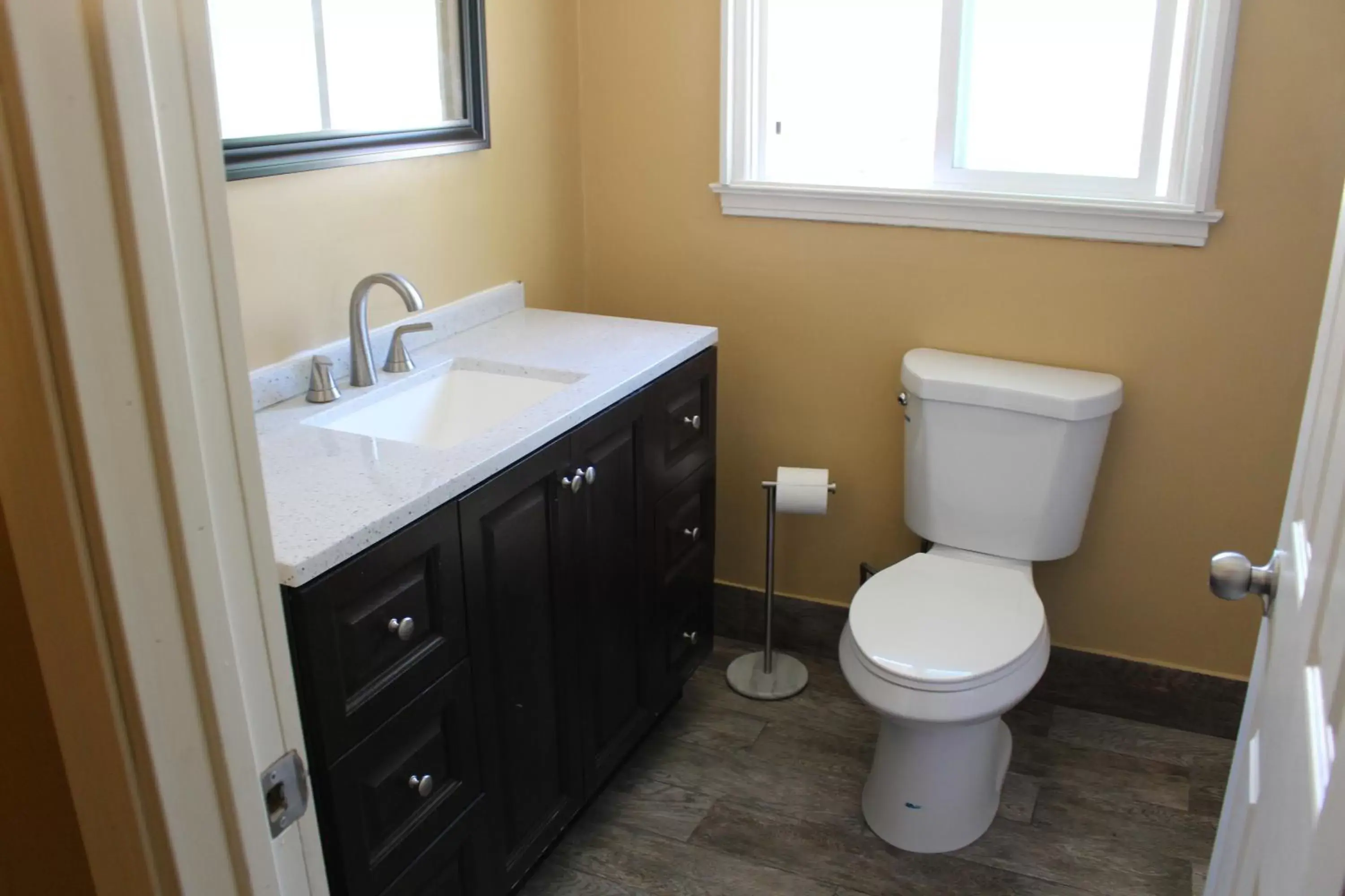 Bathroom in Carmel Wayfarer Inn