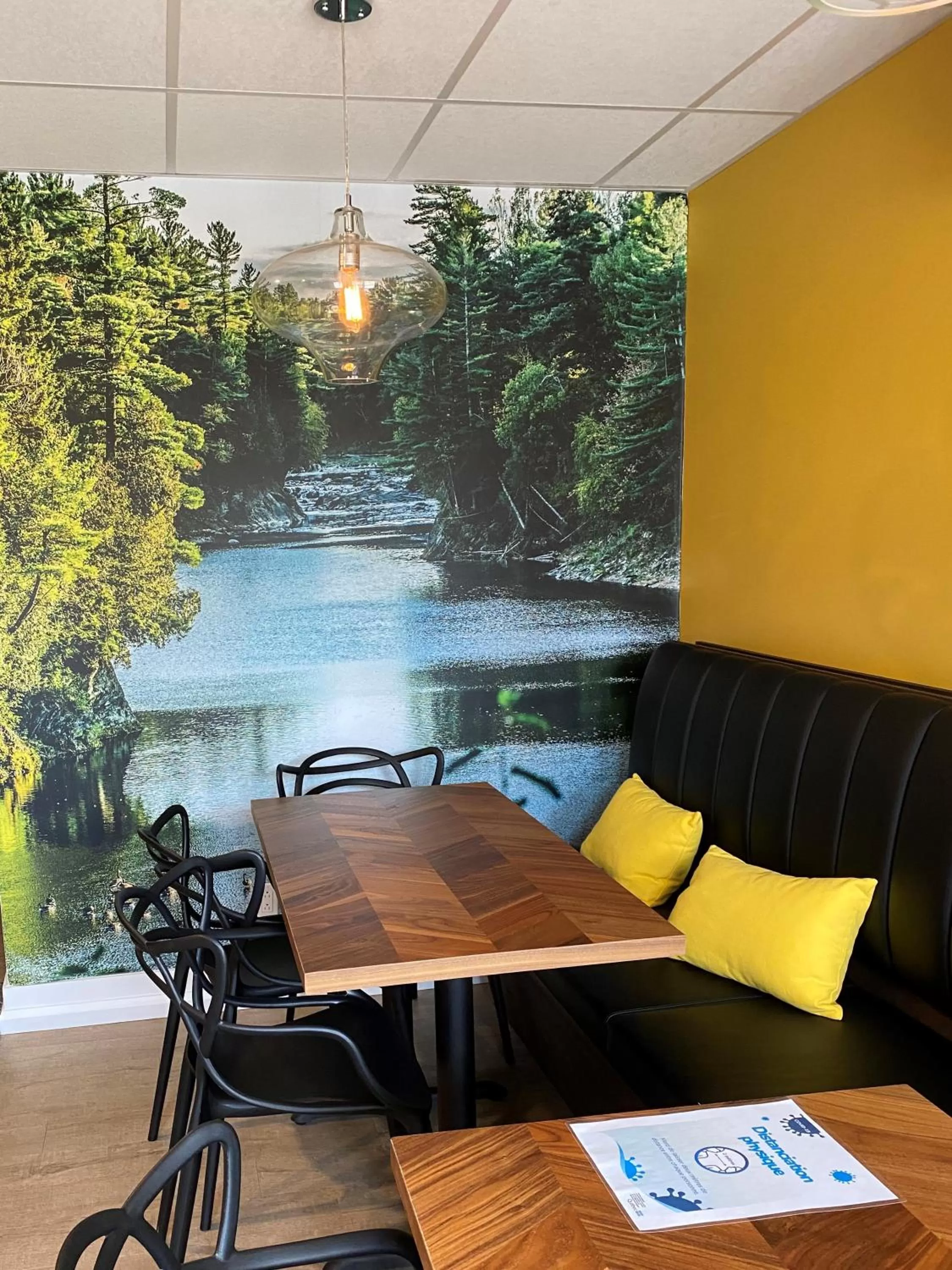 Dining area in Square Victoria Maison Hôtelière