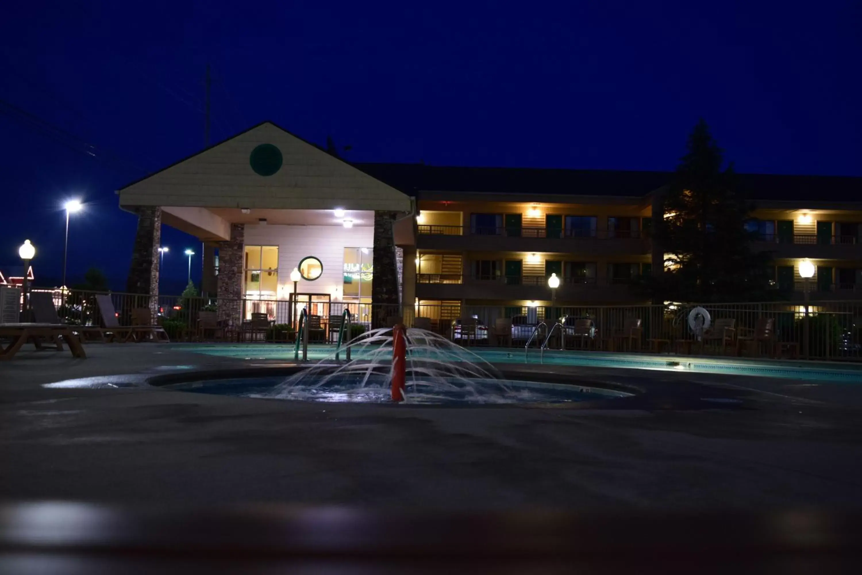 Swimming pool, Property Building in Quality Inn & Suites at Dollywood Lane