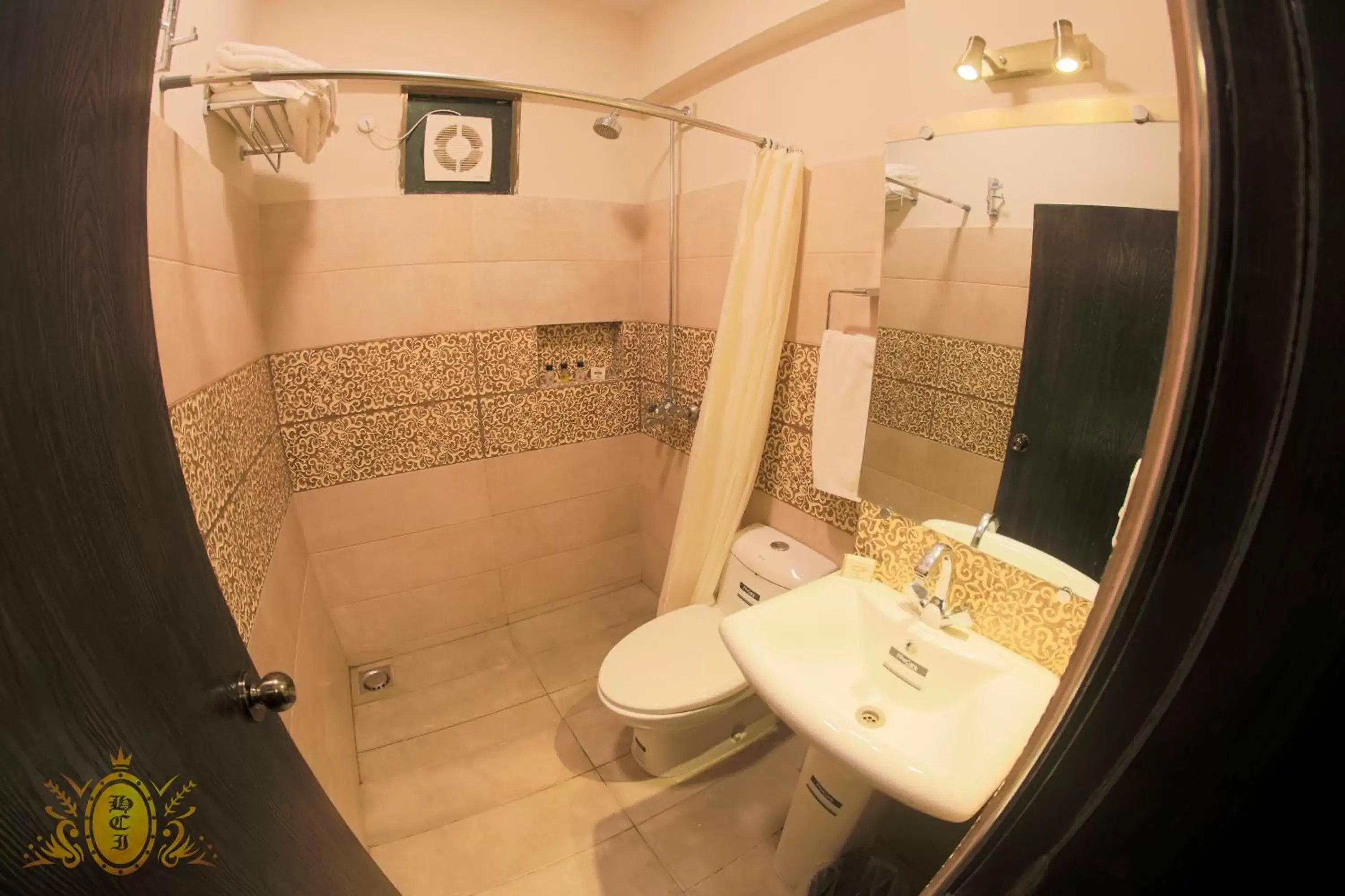 Shower, Bathroom in Hotel Crown Inn
