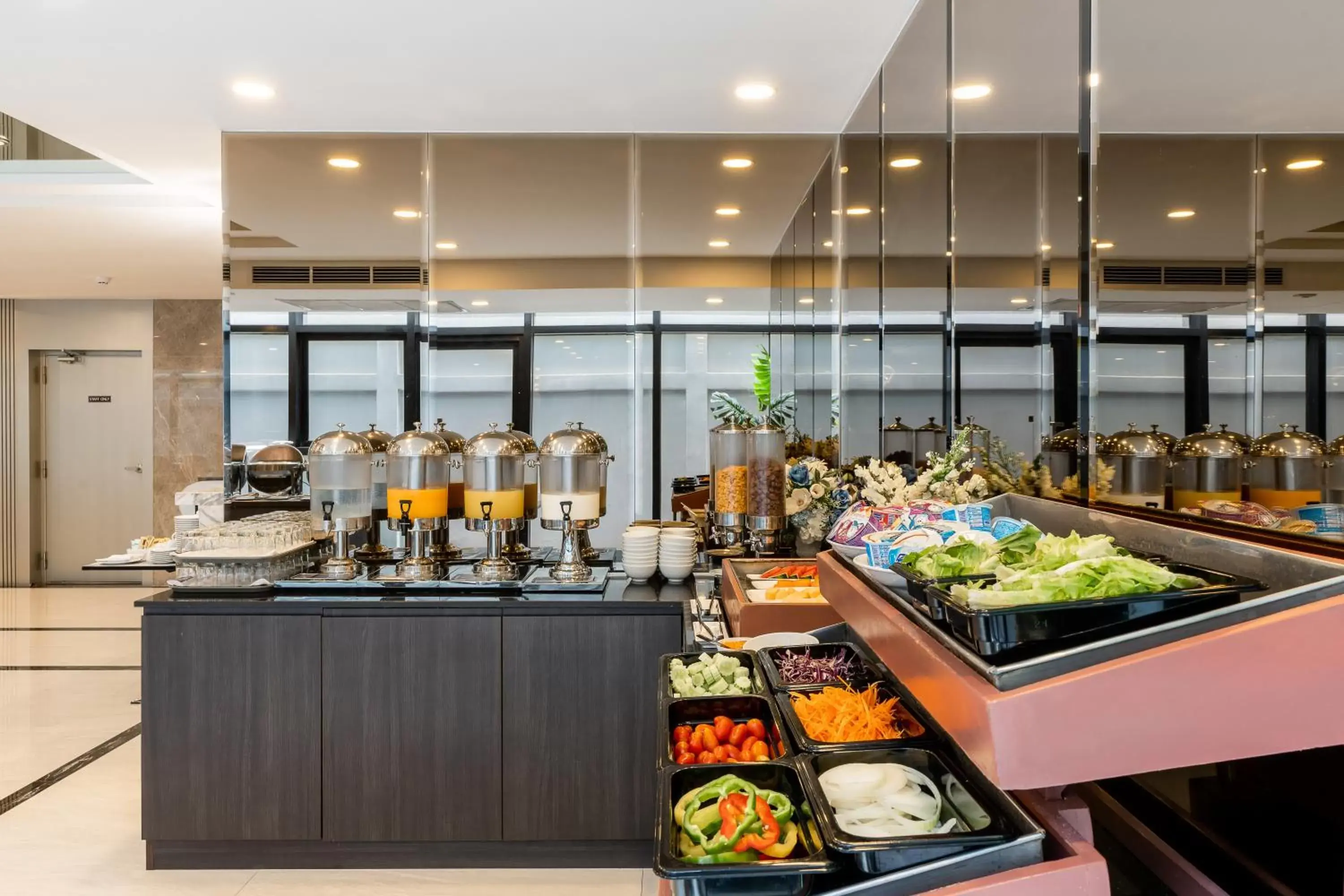 Food and drinks, Restaurant/Places to Eat in SureStay Plus Hotel by Best Western Sukhumvit 2