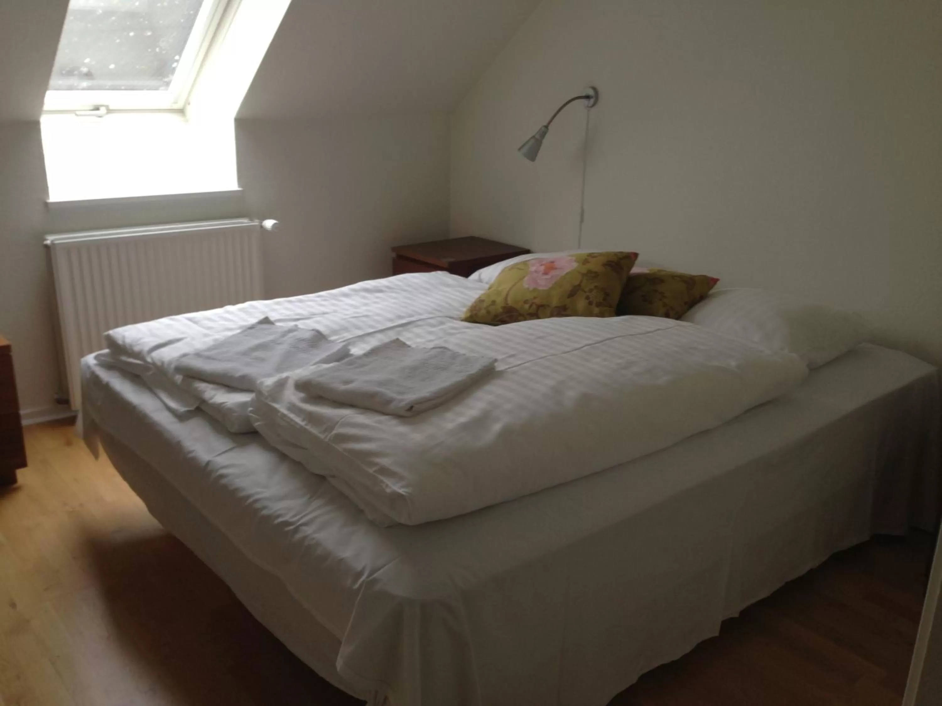 Bedroom, Bed in Kirke Saaby Forsamlingshus