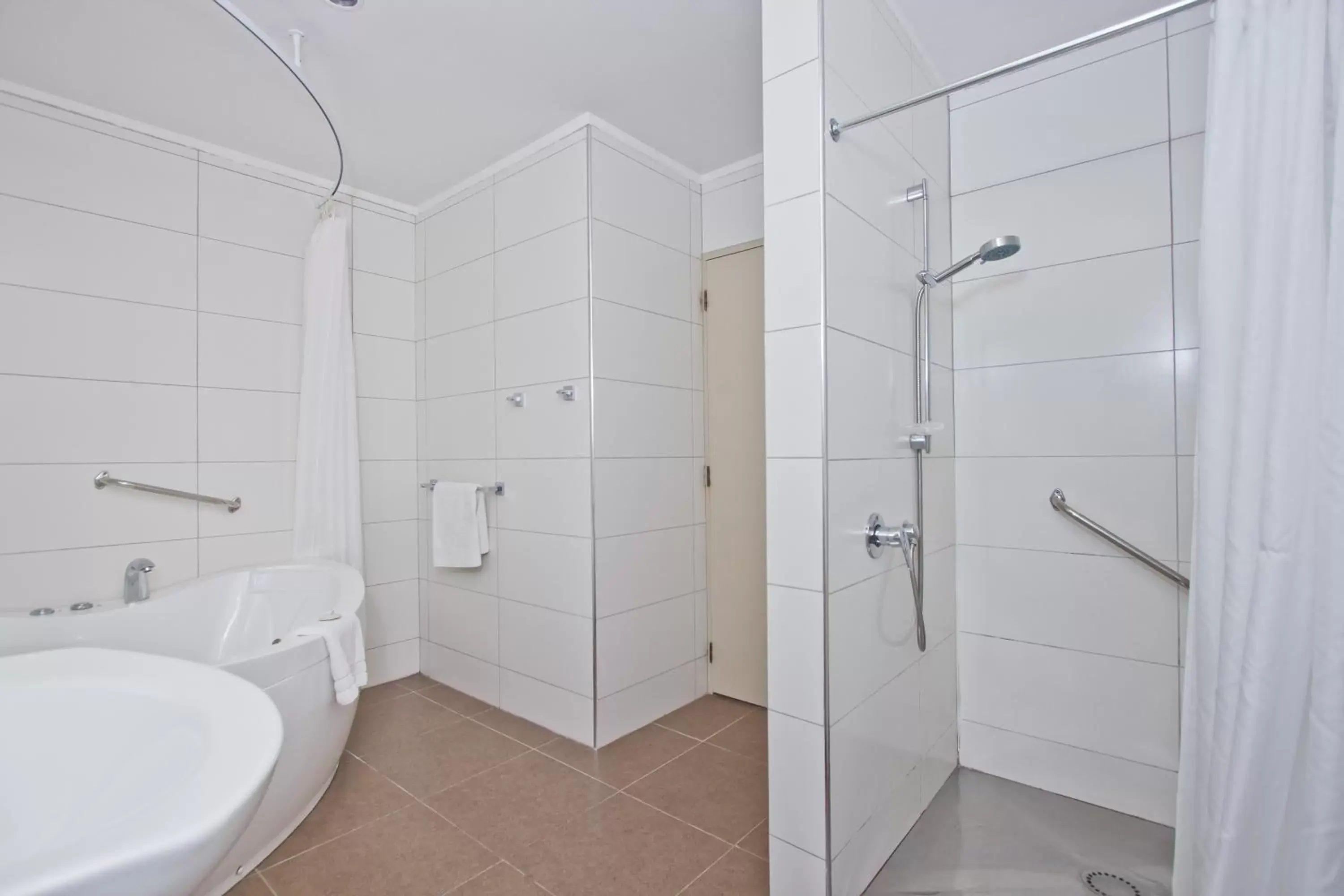 Shower, Bathroom in Airport Manor Inn