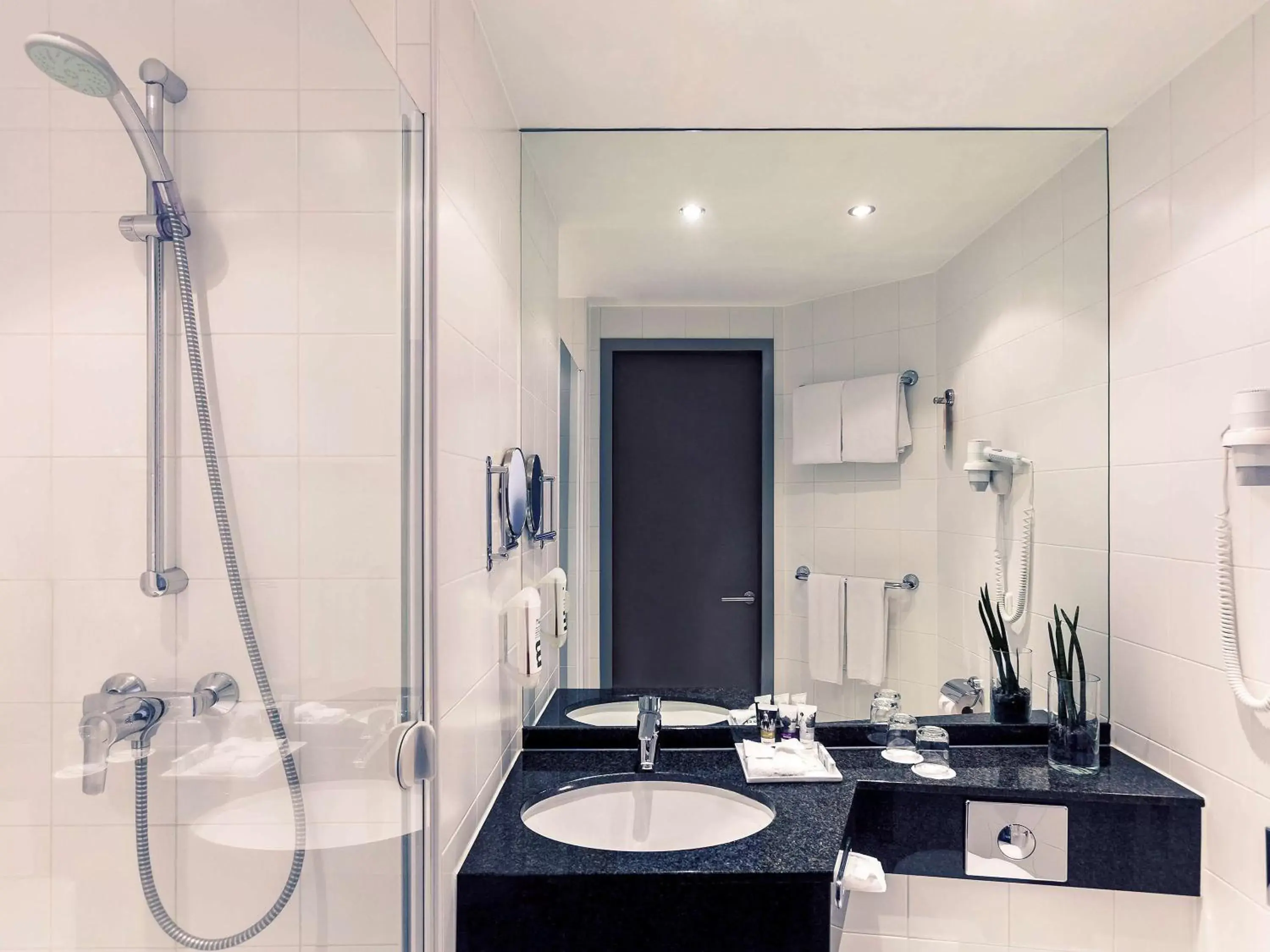 Photo of the whole room, Bathroom in Mercure Hotel Hamburg Mitte