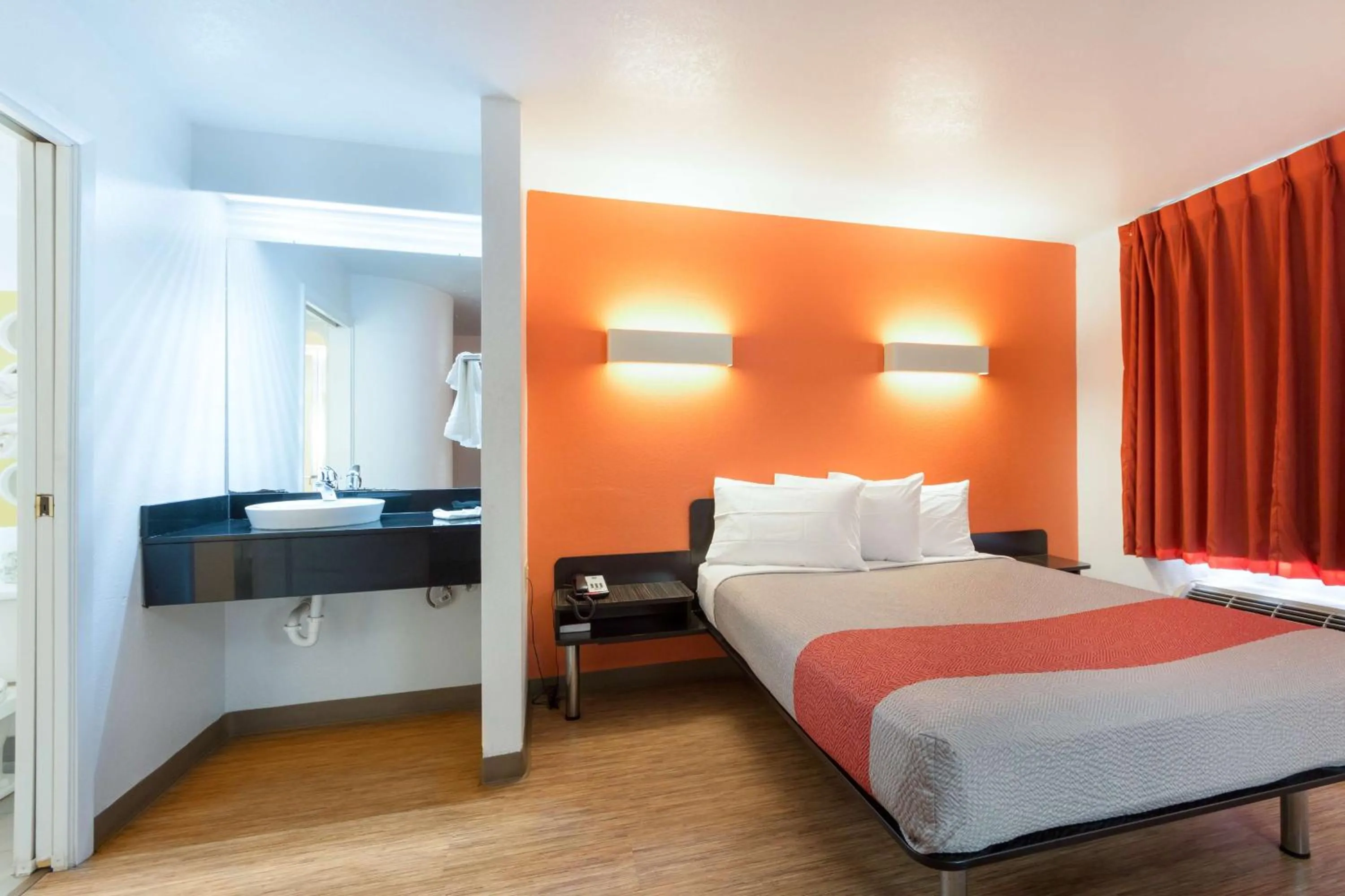 Photo of the whole room, Bed in Motel 6-Dallas, TX - Northeast