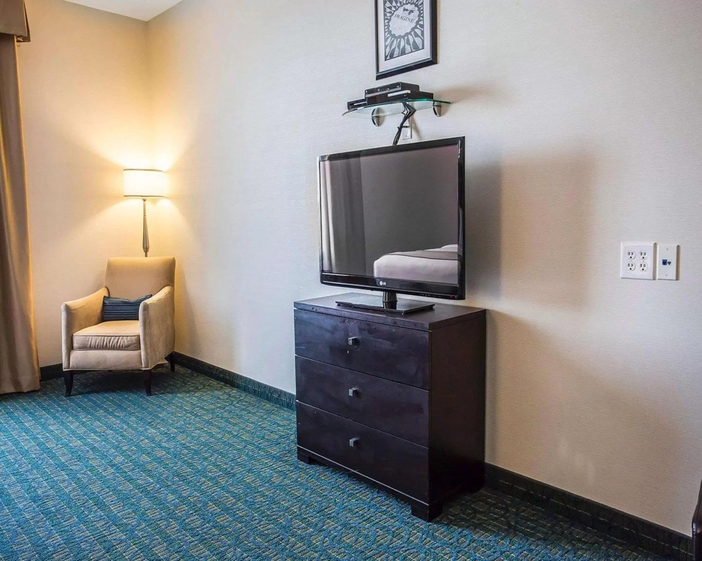 Photo of the whole room, TV/Entertainment Center in Comfort Hotel Bayer's Lake