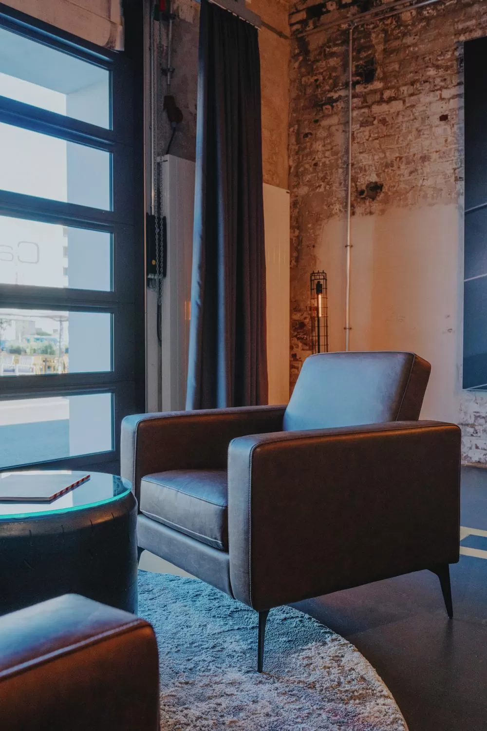 Living room in V8 Hotel Köln at MOTORWORLD