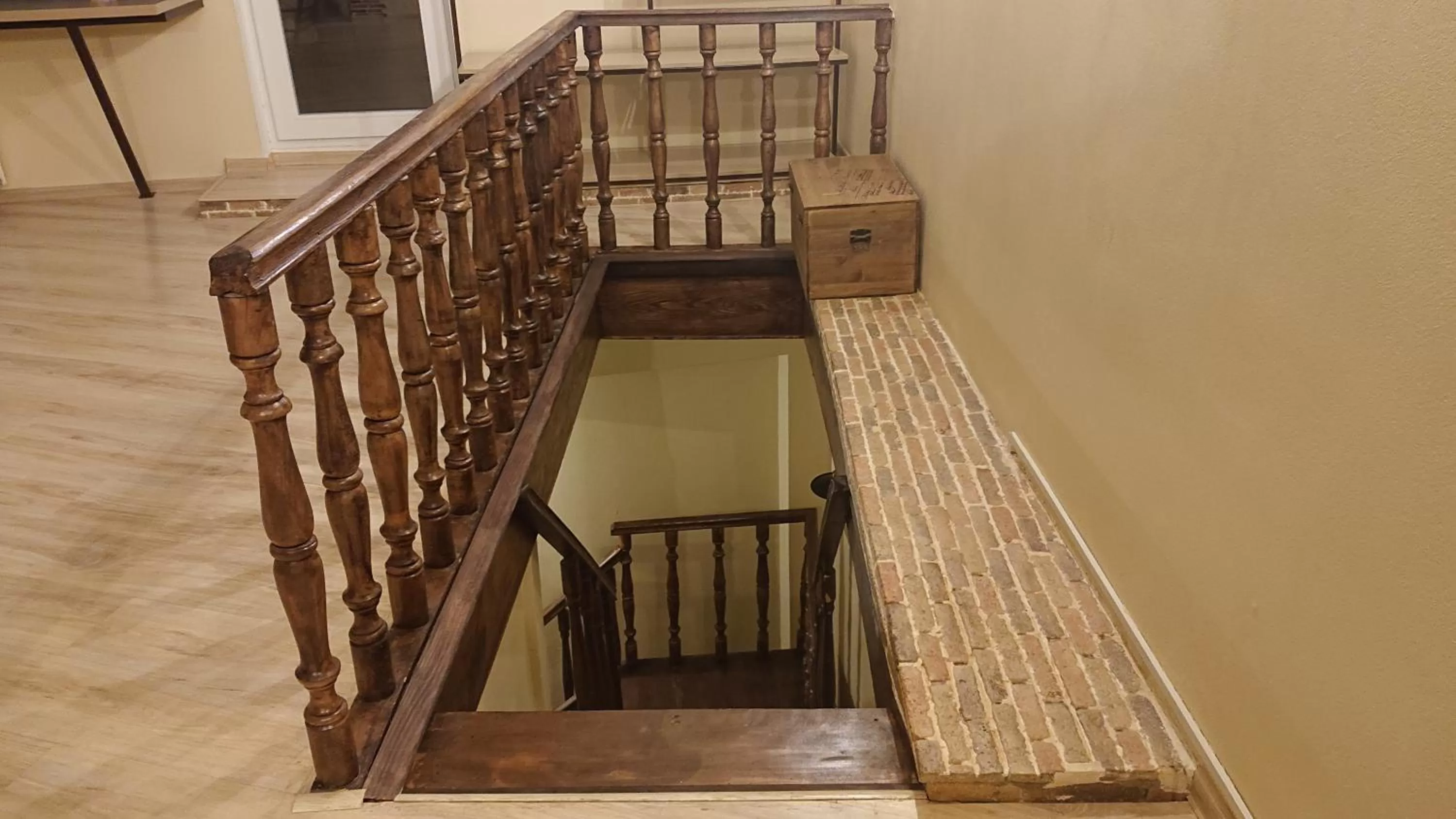 Photo of the whole room in Gvino Minda