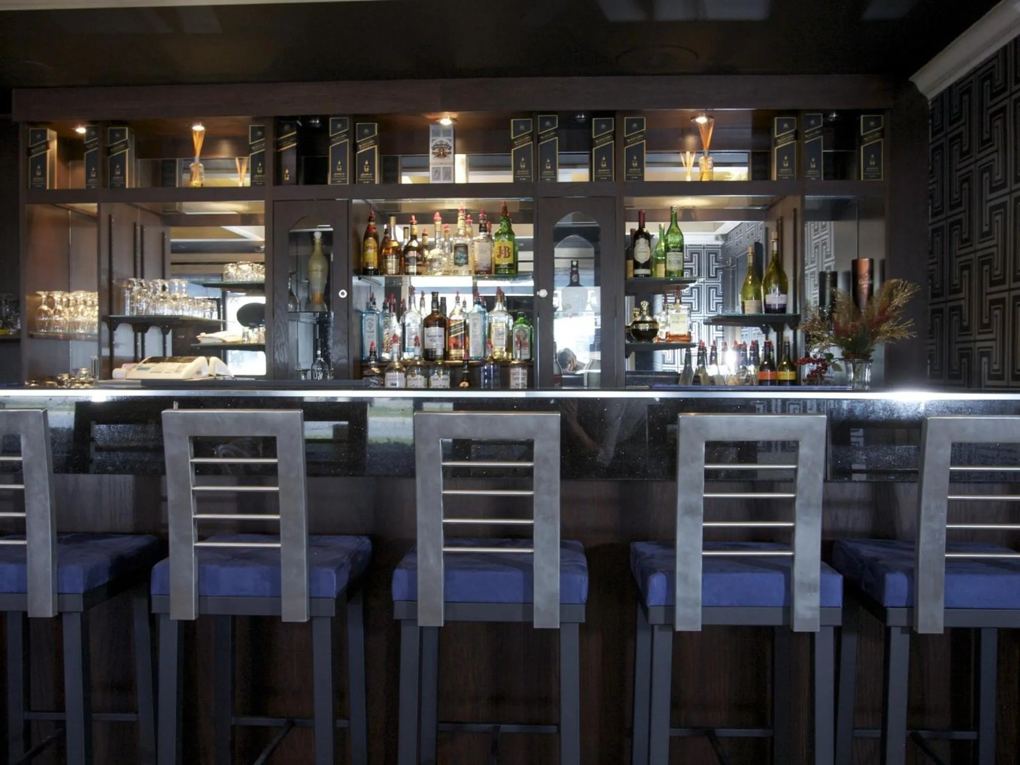 Lounge or bar in Howard Johnson by Wyndham Niagara Falls