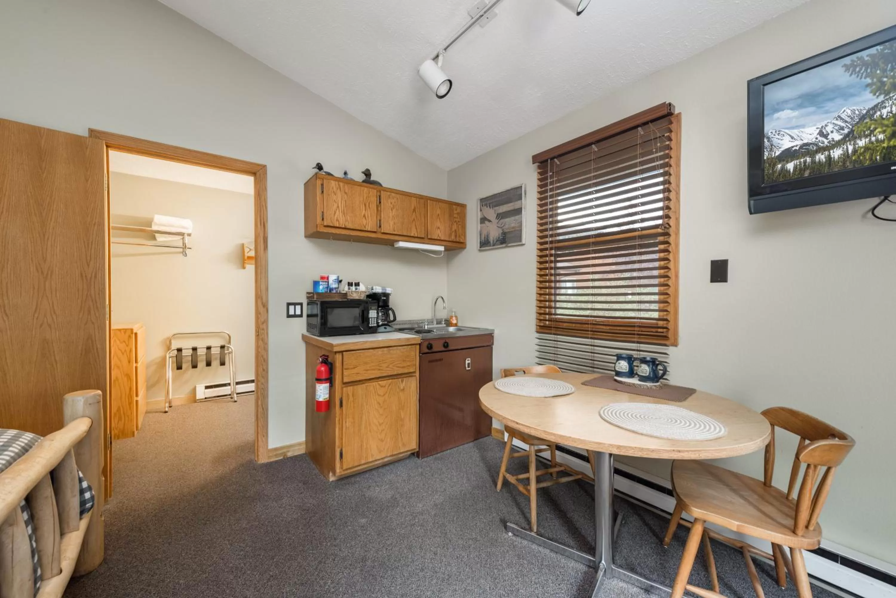 Dining area in 4 Seasons Inn on Fall River