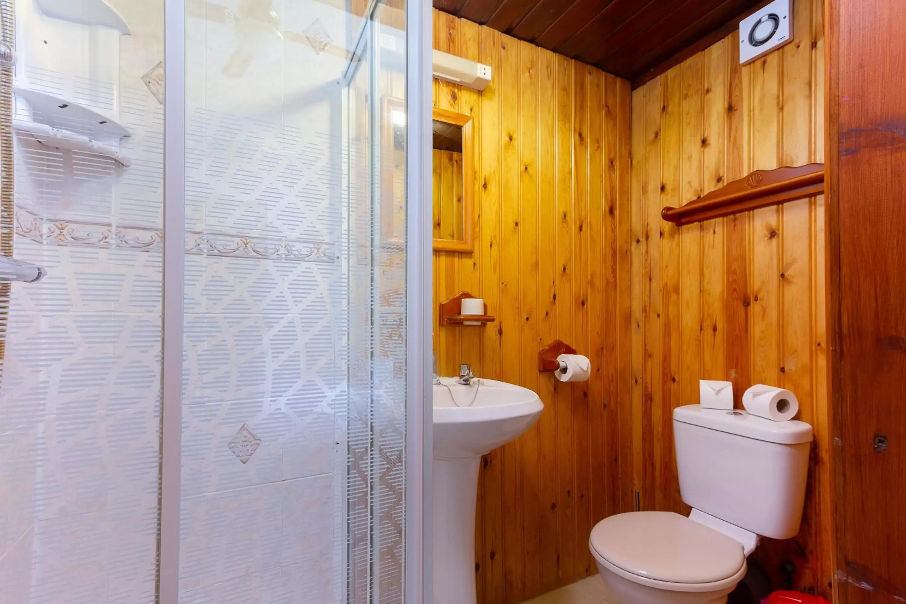 Property building, Bathroom in The Norwood Hotel For Groups-The Party Weekender!