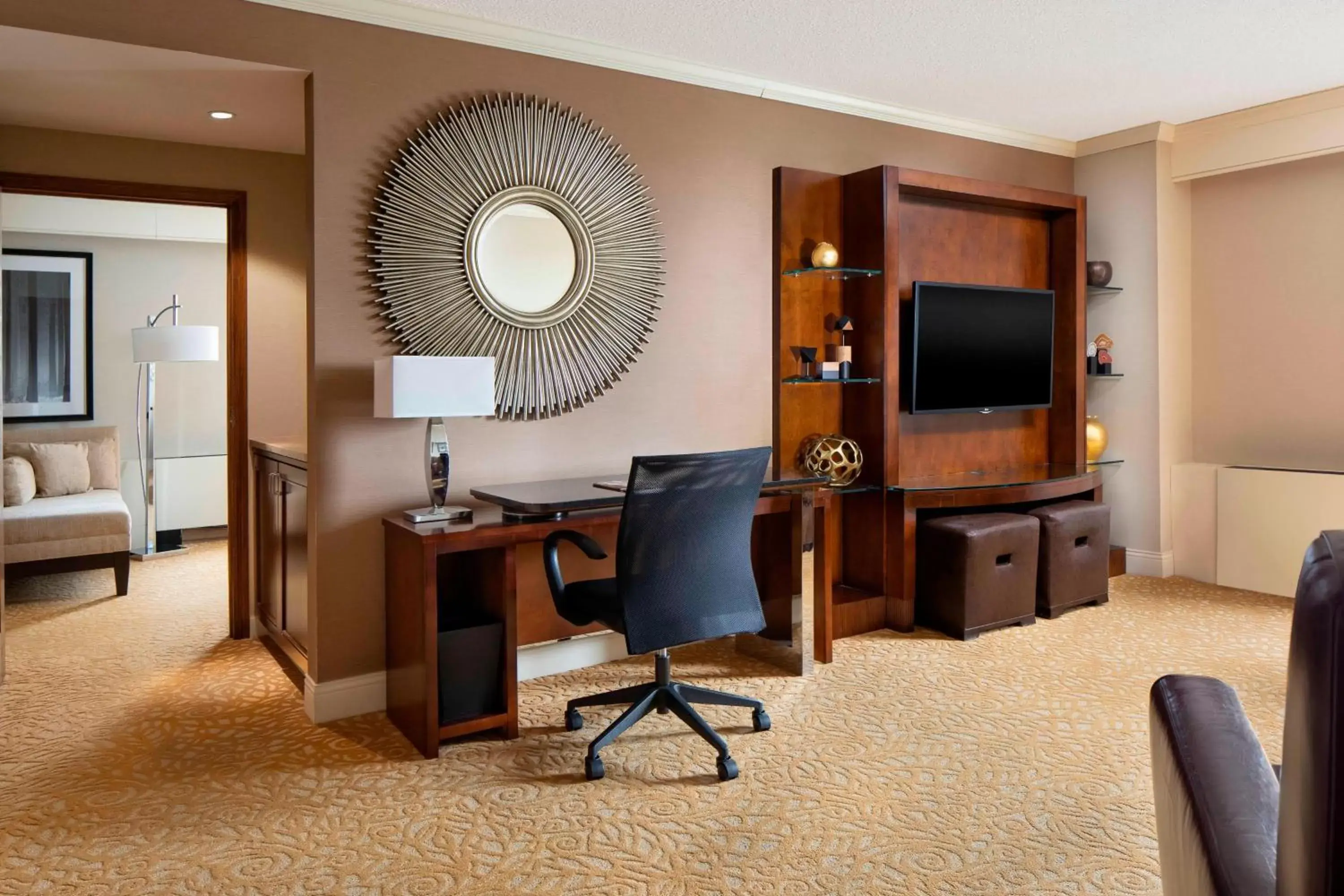 Bedroom, TV/Entertainment Center in The Lincoln Marriott Cornhusker Hotel