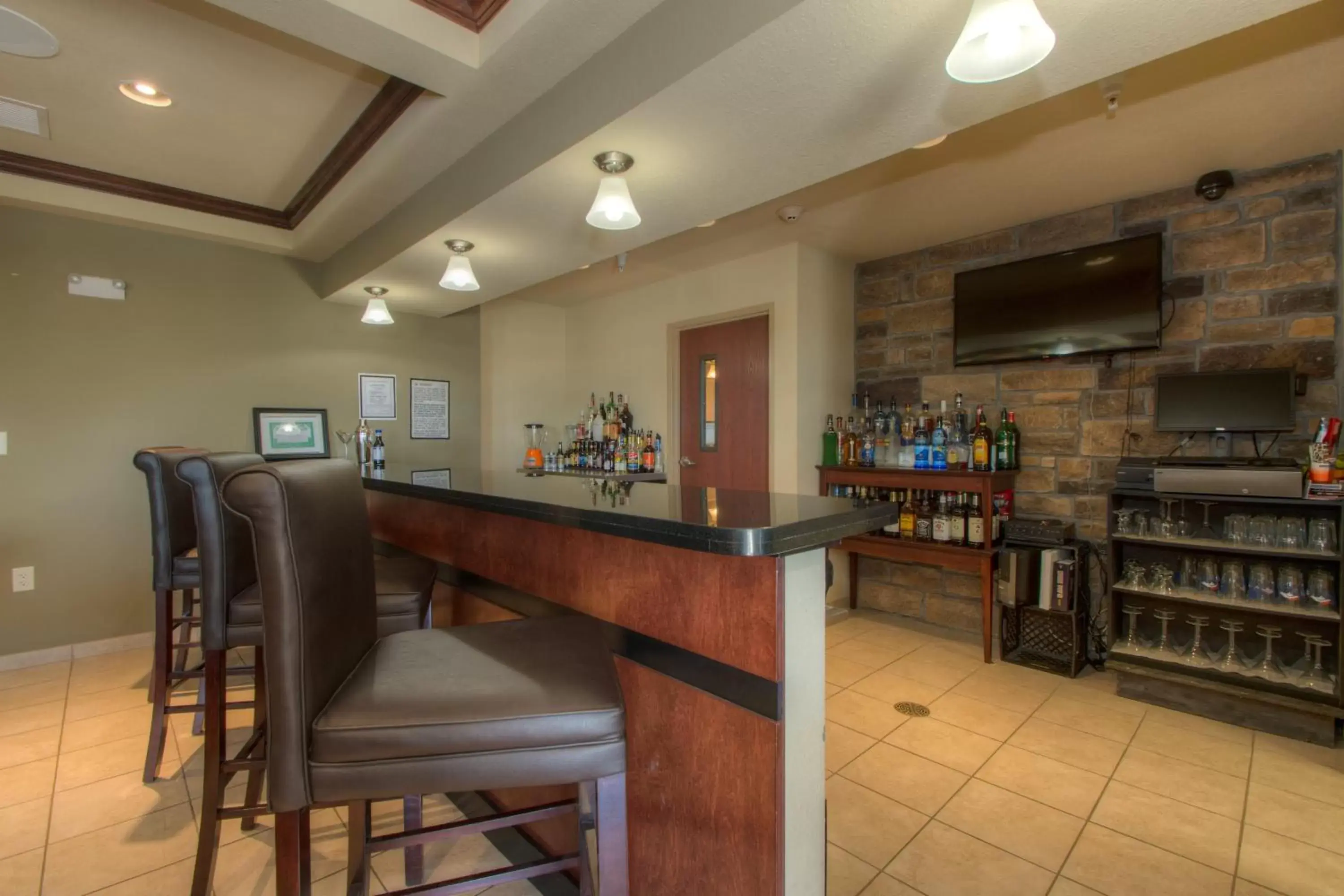 Lounge or bar in Cobblestone Inn & Suites - Holyoke