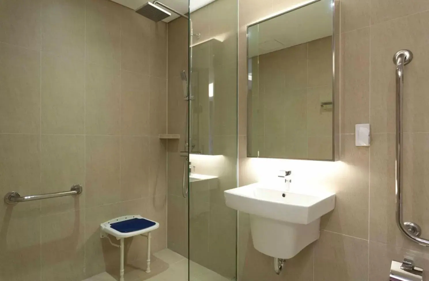 Toilet, Bathroom in Days Hotel by Wyndham Seoul Myeongdong