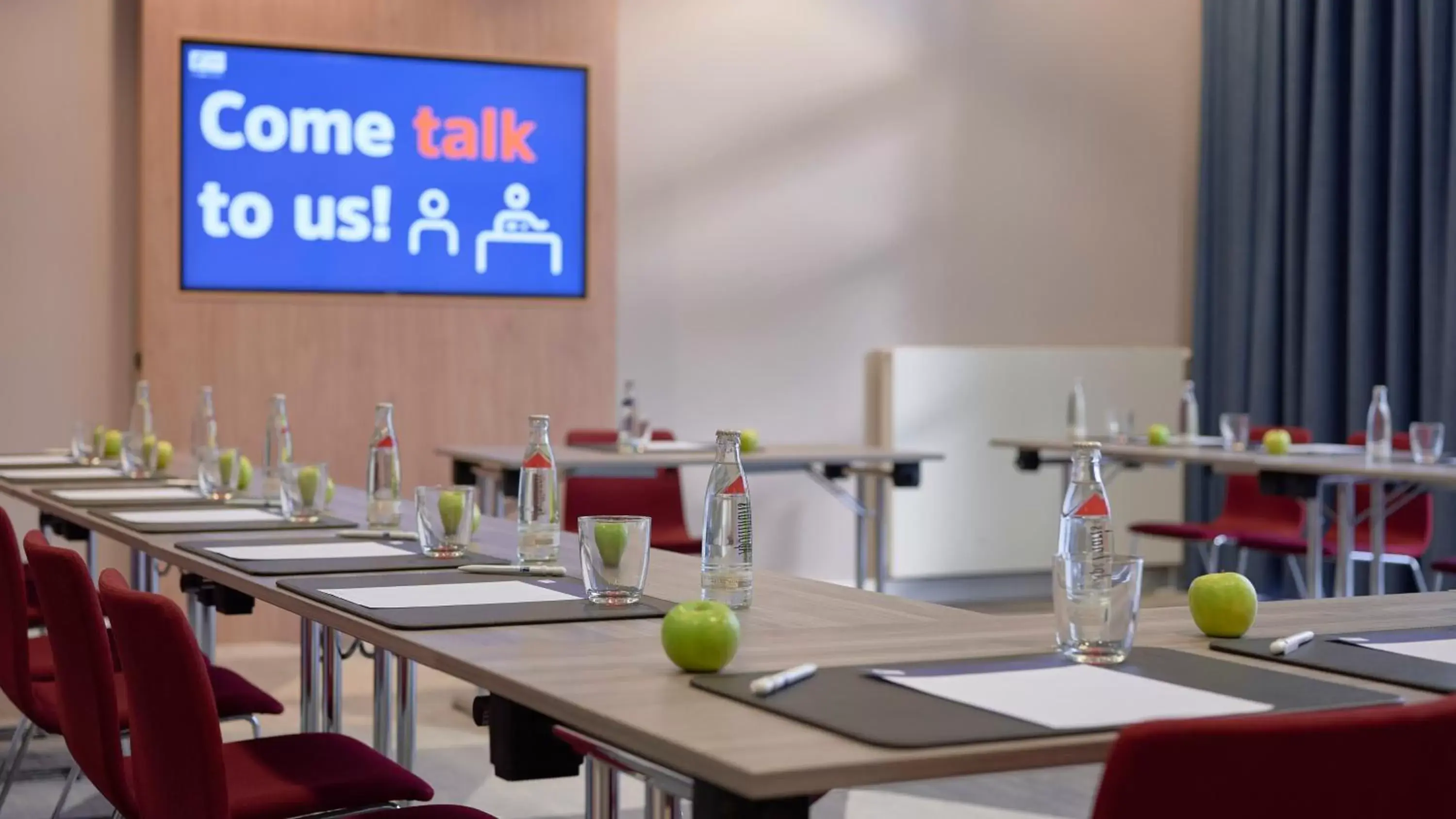 Meeting/conference room, Business Area/Conference Room in Holiday Inn Express Frankfurt Messe, an IHG Hotel