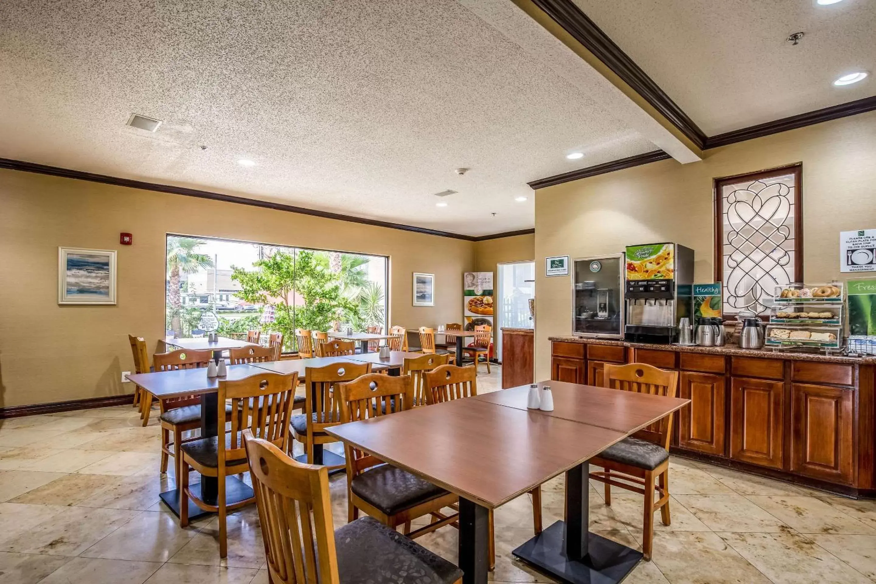 Restaurant/Places to Eat in Quality Inn and Suites Seabrook - NASA - Kemah