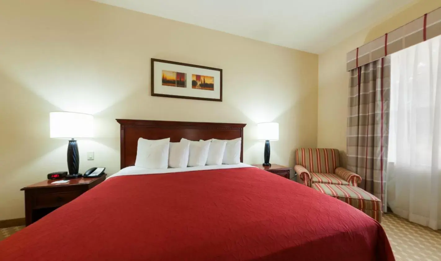 Bed in Country Inn & Suites by Radisson, Crestview, FL