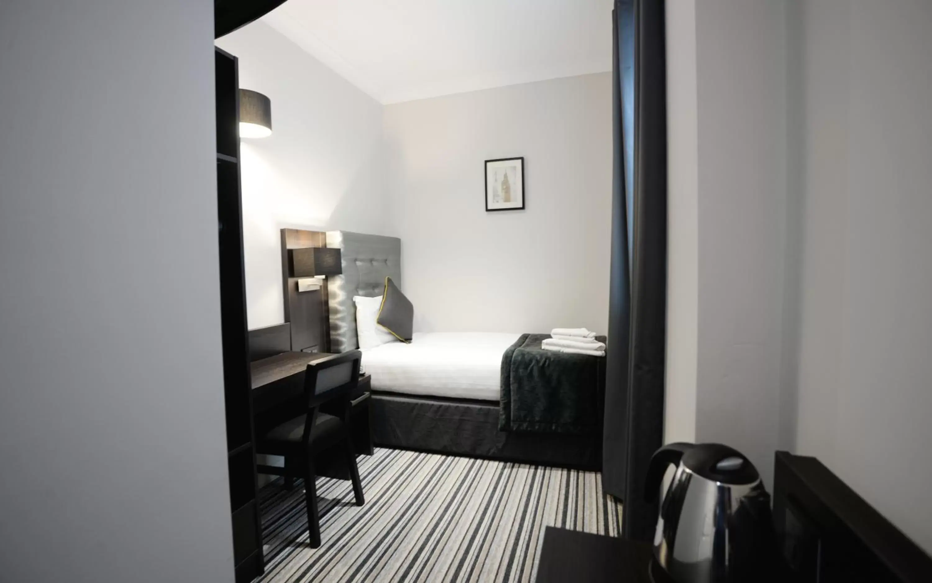 Bedroom, Bed in The 29 London