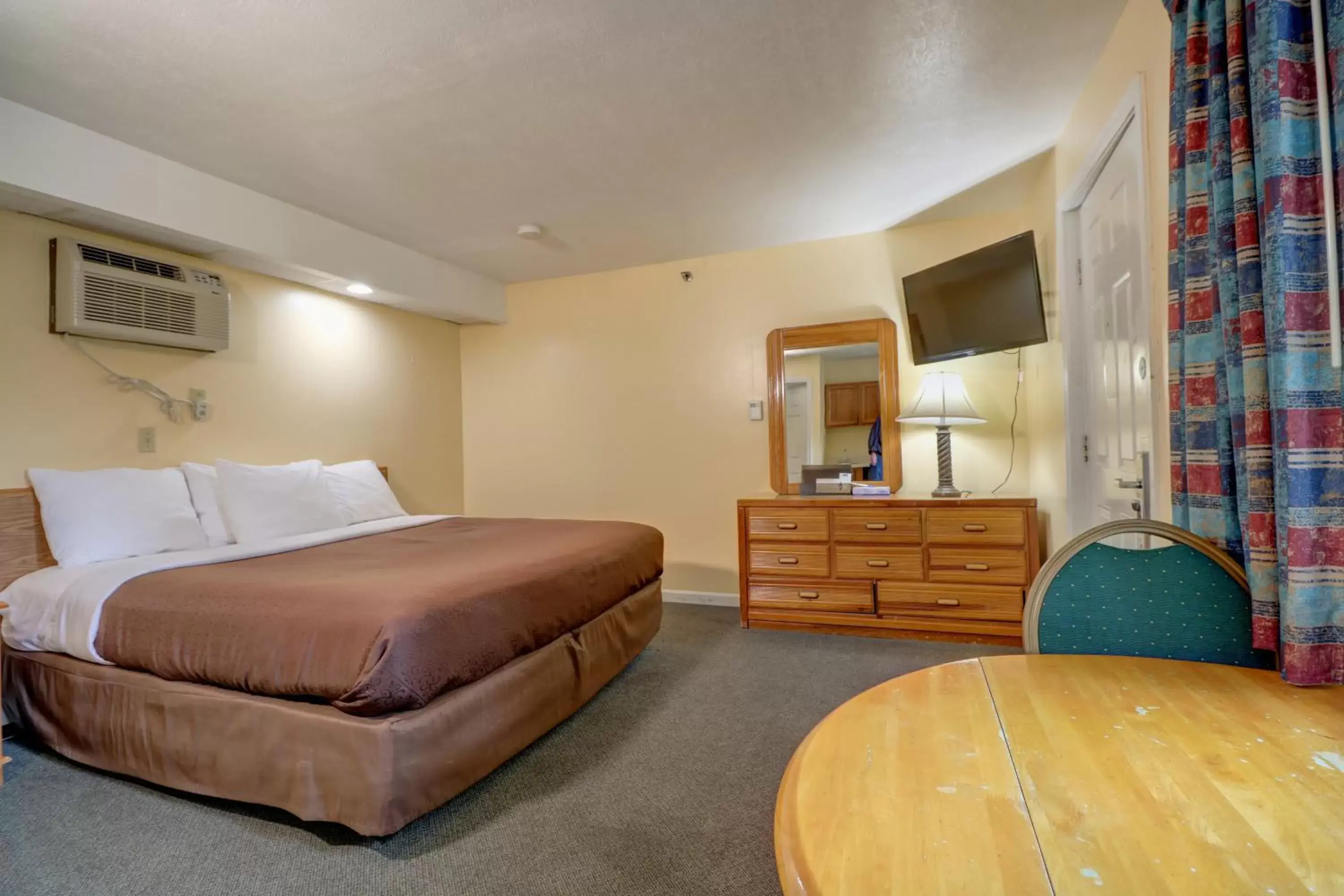 Photo of the whole room, Bed in Classic Inn
