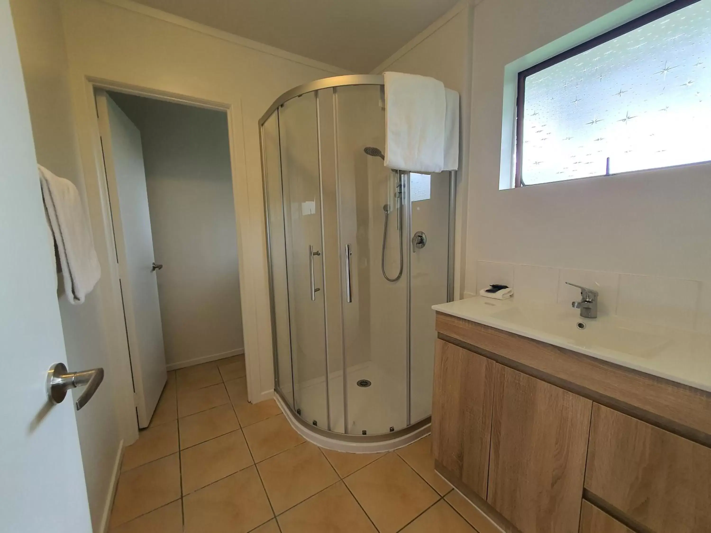 Shower, Bathroom in Ocean Inn Motel