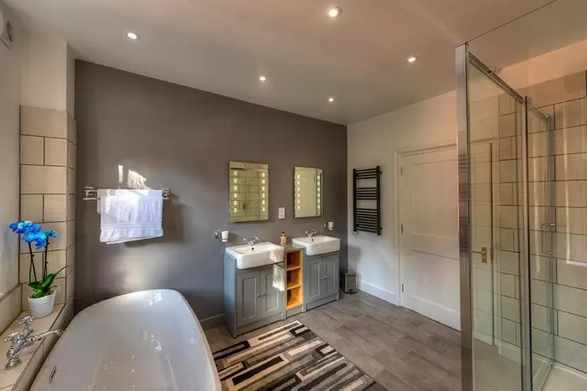 Shower in Saltcote Place