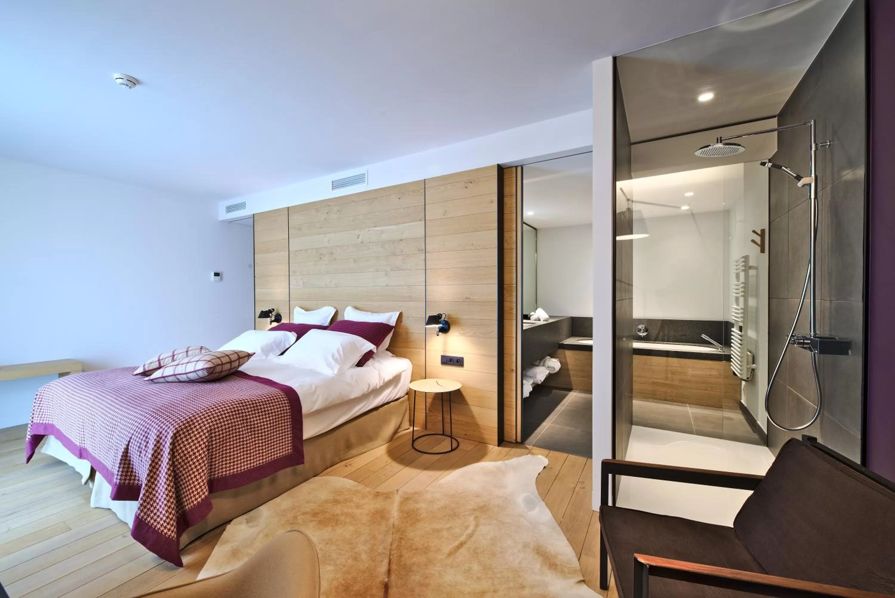 Photo of the whole room, Bed in Domaine de Naxhelet